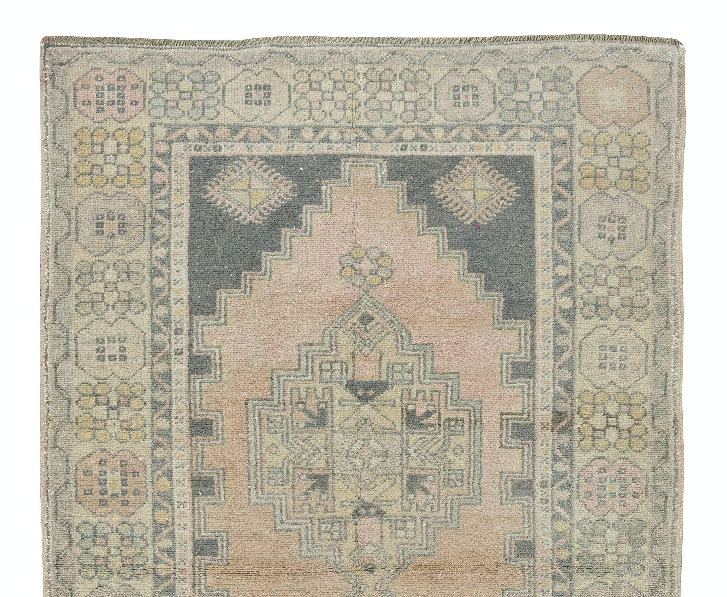 Alfombra de lana de Anatolia Central, estilo tribal, hecha a mano a mediados de siglo, hacia 1950 Turco en venta