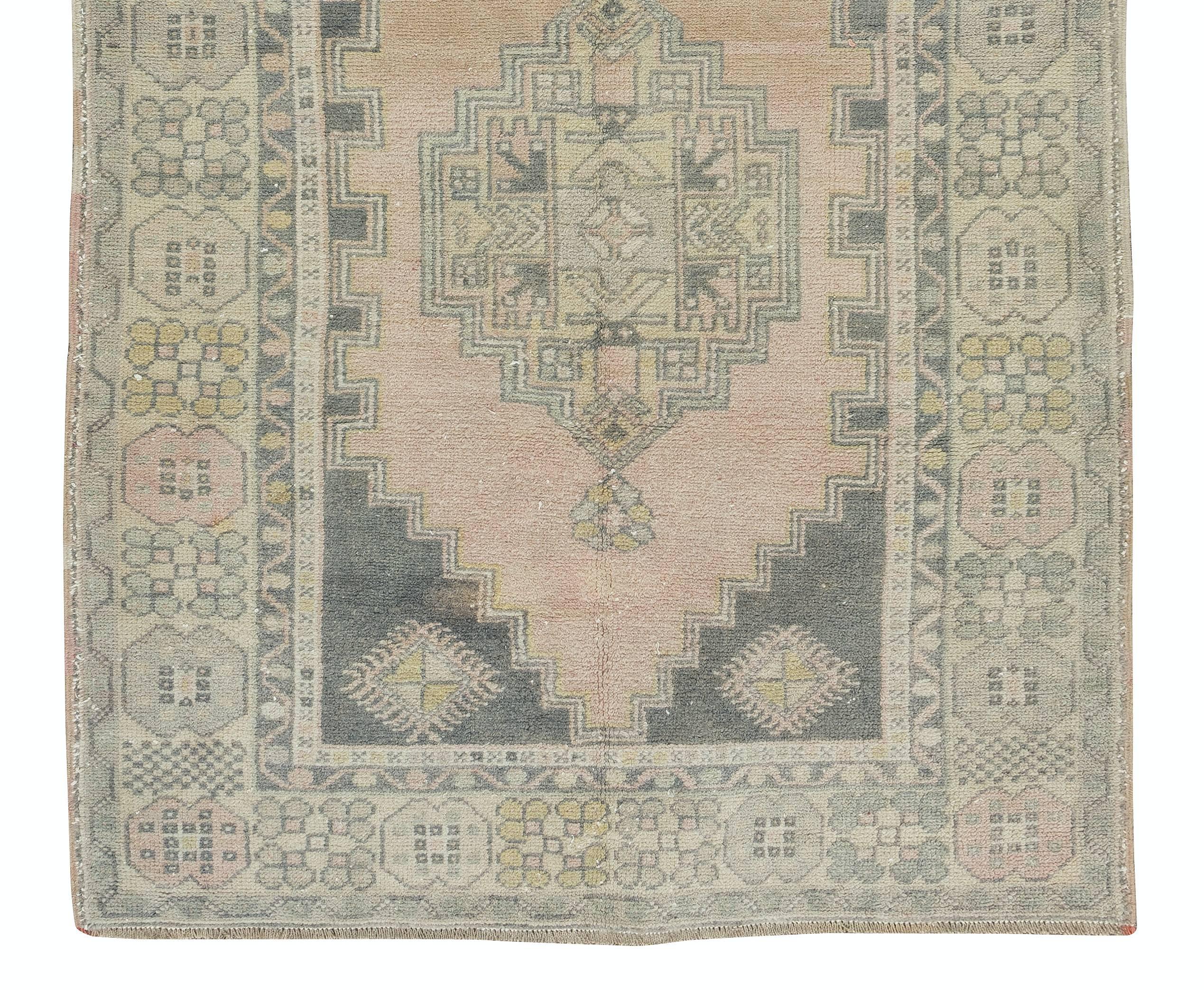 Alfombra de lana de Anatolia Central, estilo tribal, hecha a mano a mediados de siglo, hacia 1950 Anudado a mano en venta