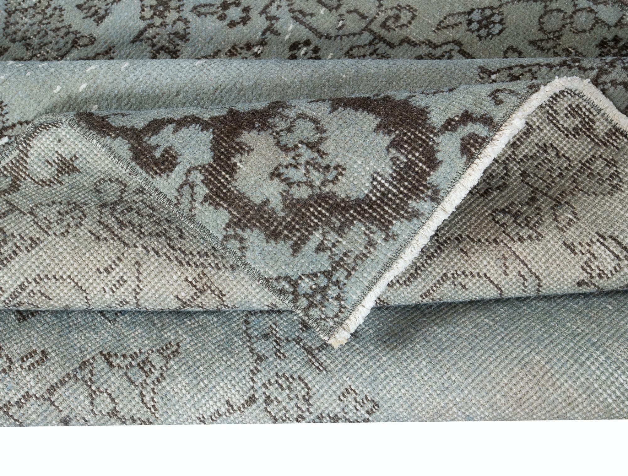 4x7 Ft Türkischer handgefertigter Teppich mit Blumenakzent in Himmelblau, großformatig, 4 moderne Inneneinrichtungen (Moderne) im Angebot
