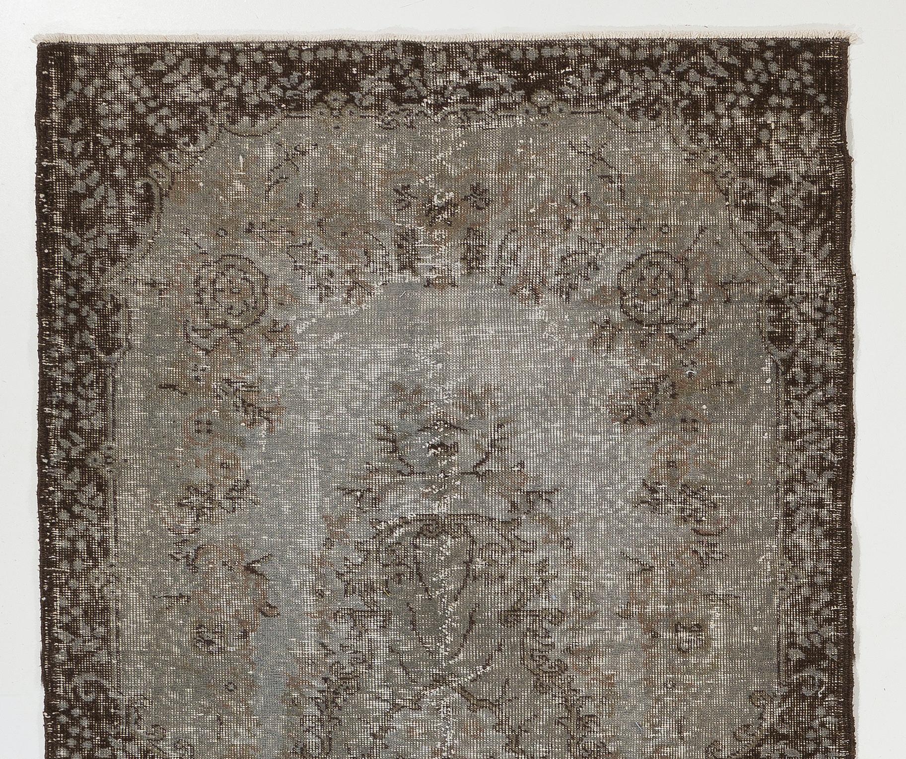 Un tappeto d'accento turco vintage con un disegno barocco tinto in grigio, ideale per interni contemporanei con un tocco di colore.

È finemente annodato a mano con vello di lana bassa su base di cotone, in buone condizioni, lavato