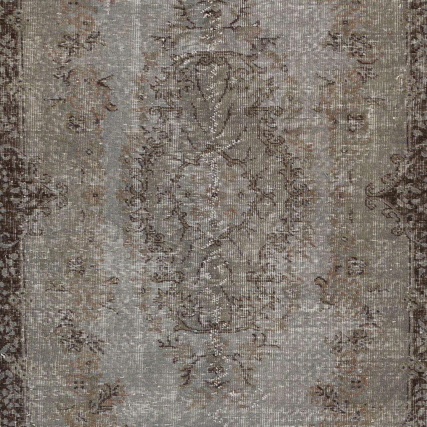 Un tappeto d'accento turco vintage con un disegno barocco tinto in grigio, ideale per interni contemporanei con un tocco di colore.

È finemente annodato a mano con vello di lana bassa su base di cotone, in buone condizioni, lavato