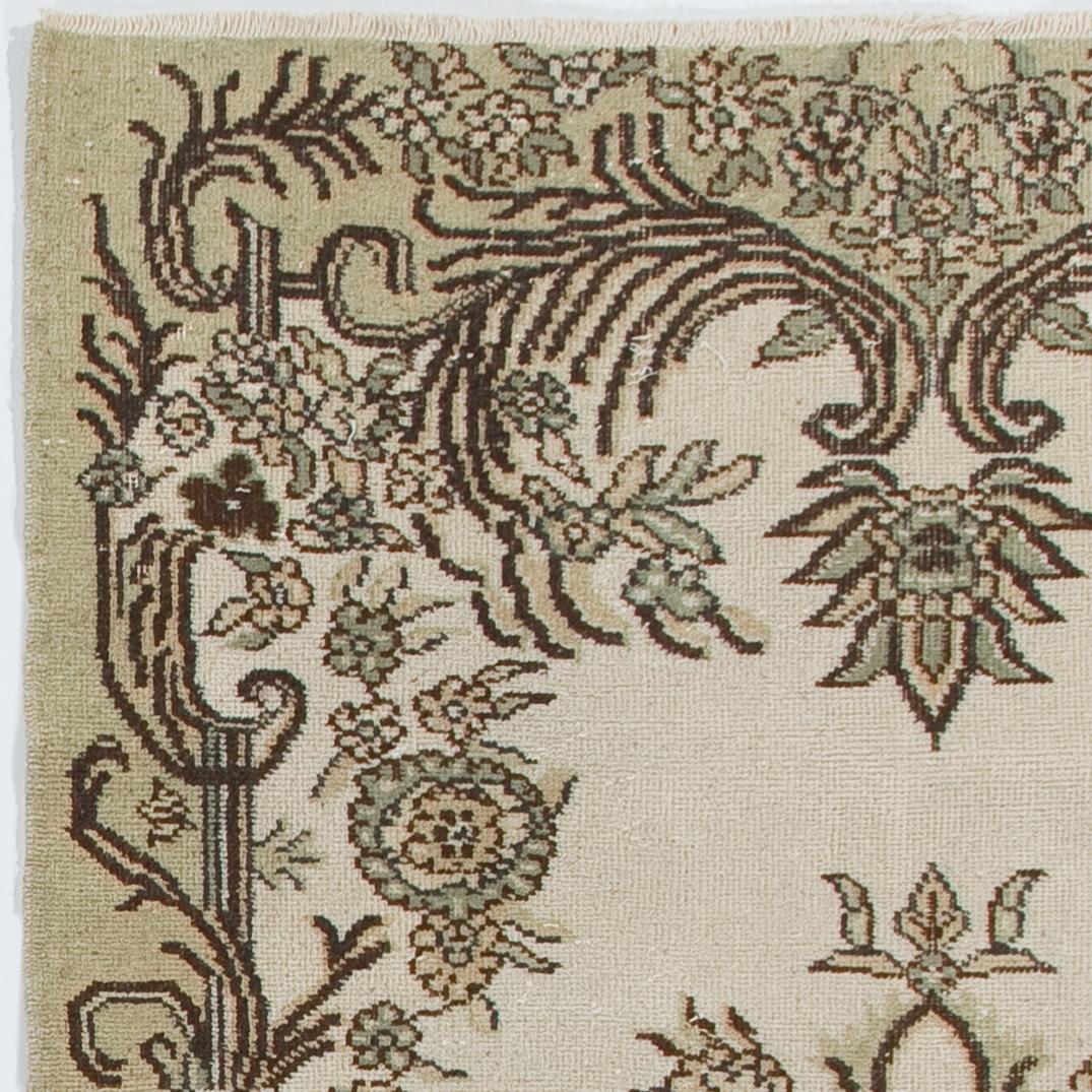 4x7 Fuß Vintage Handgeknüpfter Anatolischer Oushak-Akzentteppich mit Medaillon-Design (Türkisch) im Angebot