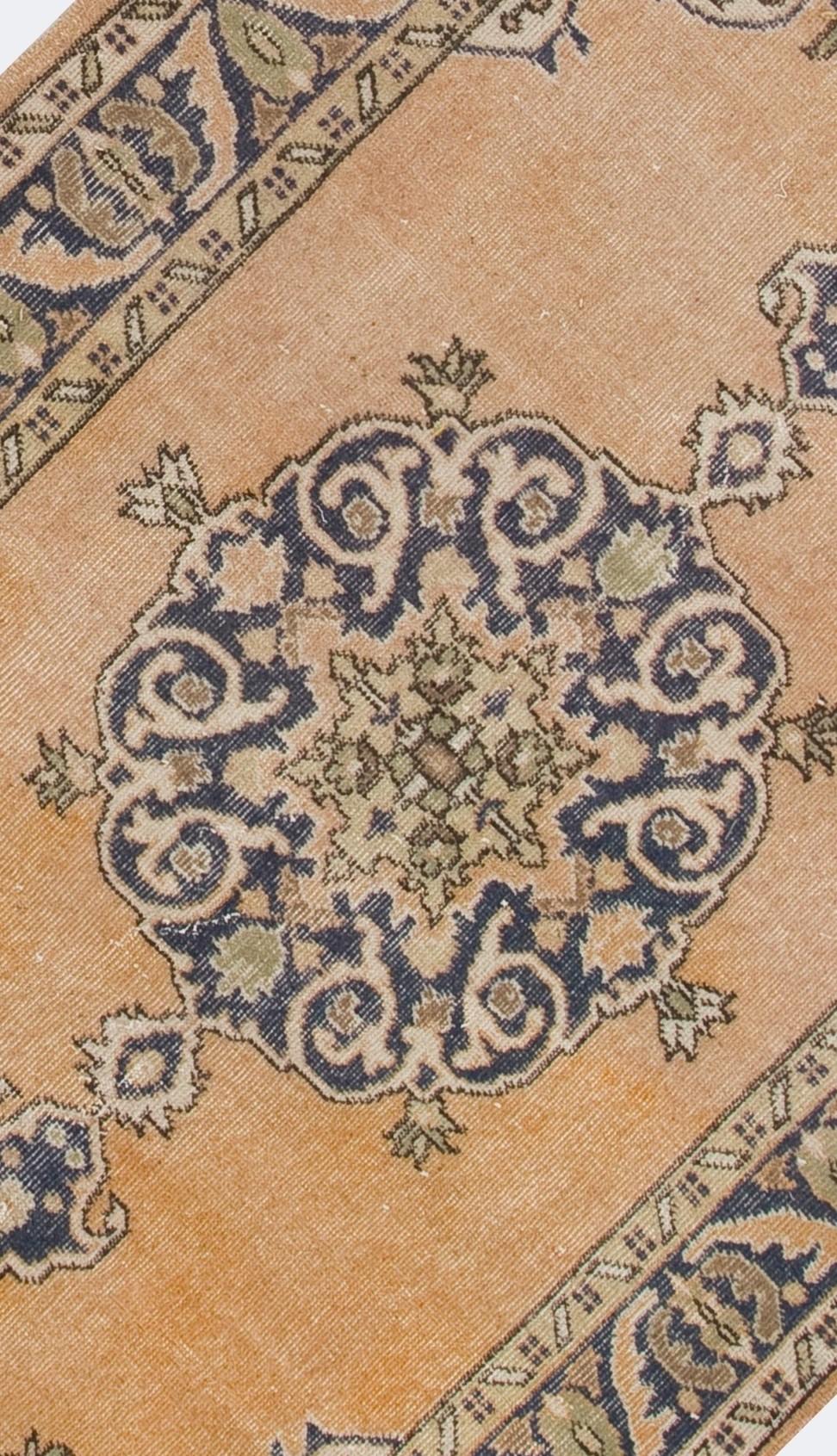 Tissé à la main Tapis vintage en laine d'Oushak fait à la main de 4 x 7 pieds avec motif de médaillon en bleu en vente