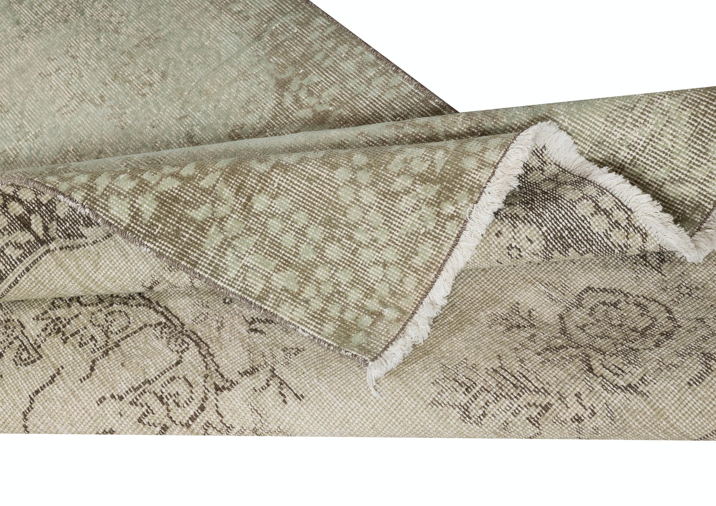 Alfombra turca vintage de 4 x 7 pies teñida en verde suave 4 Interiores modernos Moderno en venta