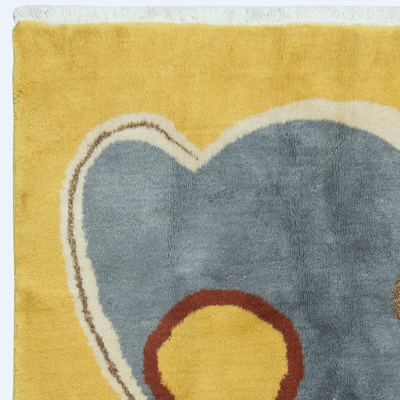 Turco Tappeto turco vintage fatto a mano di 4x7 piedi, disegnato dal cantante e artista Zeki Muren in vendita