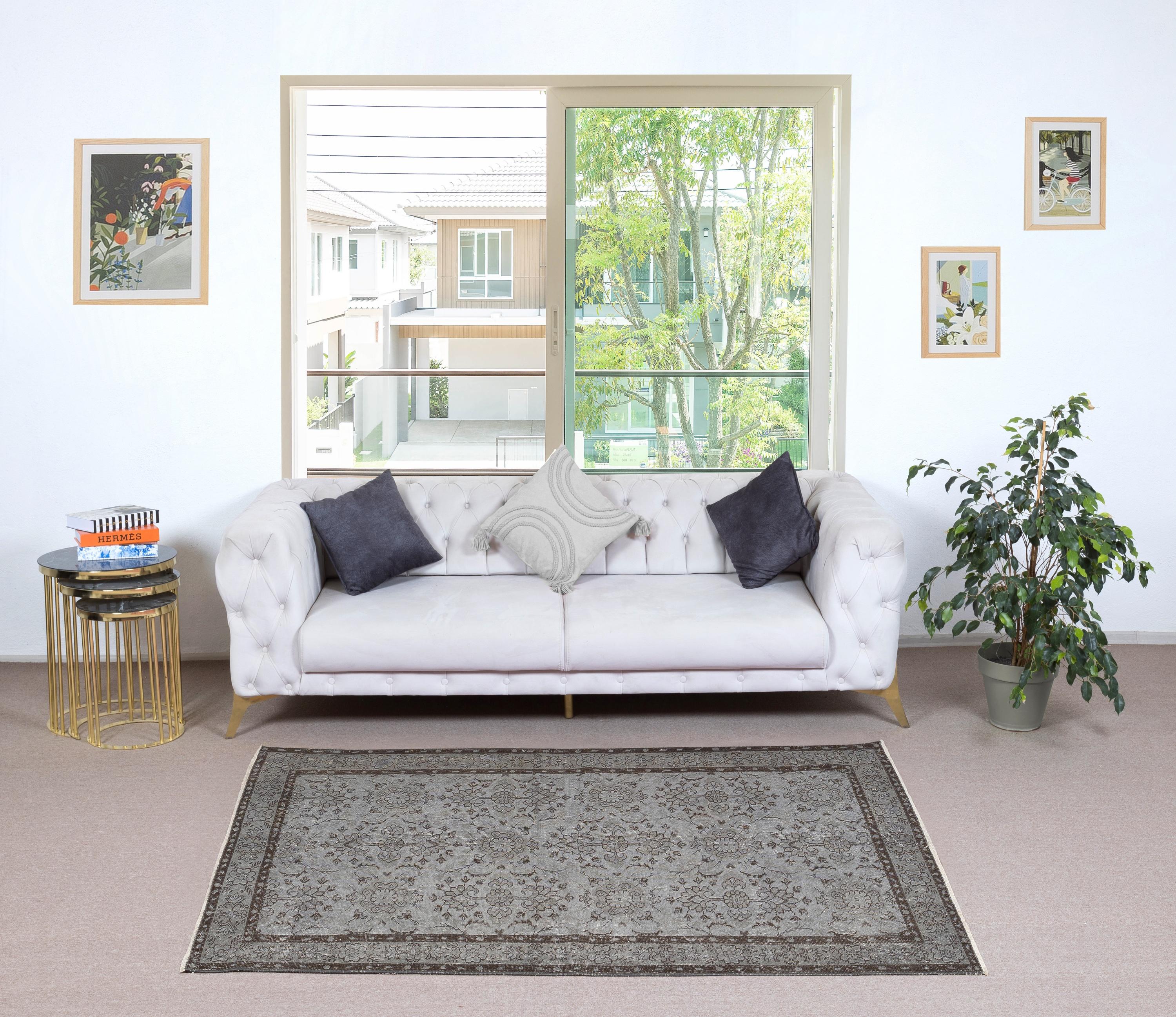 Unsere gefärbten Teppiche sind allesamt handgeknüpfte türkische Vintage-Teppiche, die in unserer Werkstatt sorgfältig restauriert und neu gestaltet wurden, damit sie zu einer breiten Palette von Einrichtungsstilen passen - von modern und