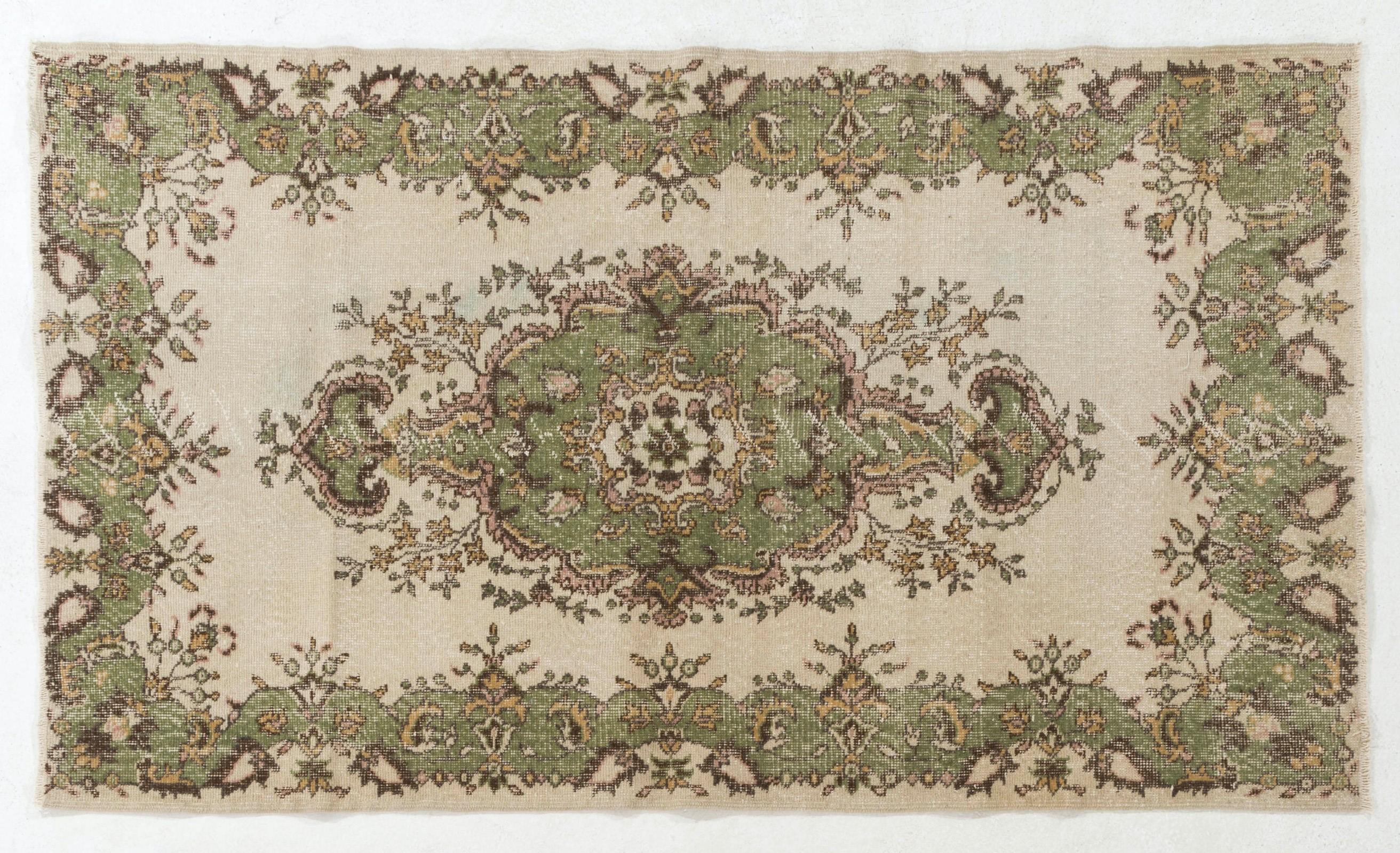 Vintage Medallion Design Handmade Turkish Rug for Home and Office Decor In Good Condition For Sale In Philadelphia, PA
