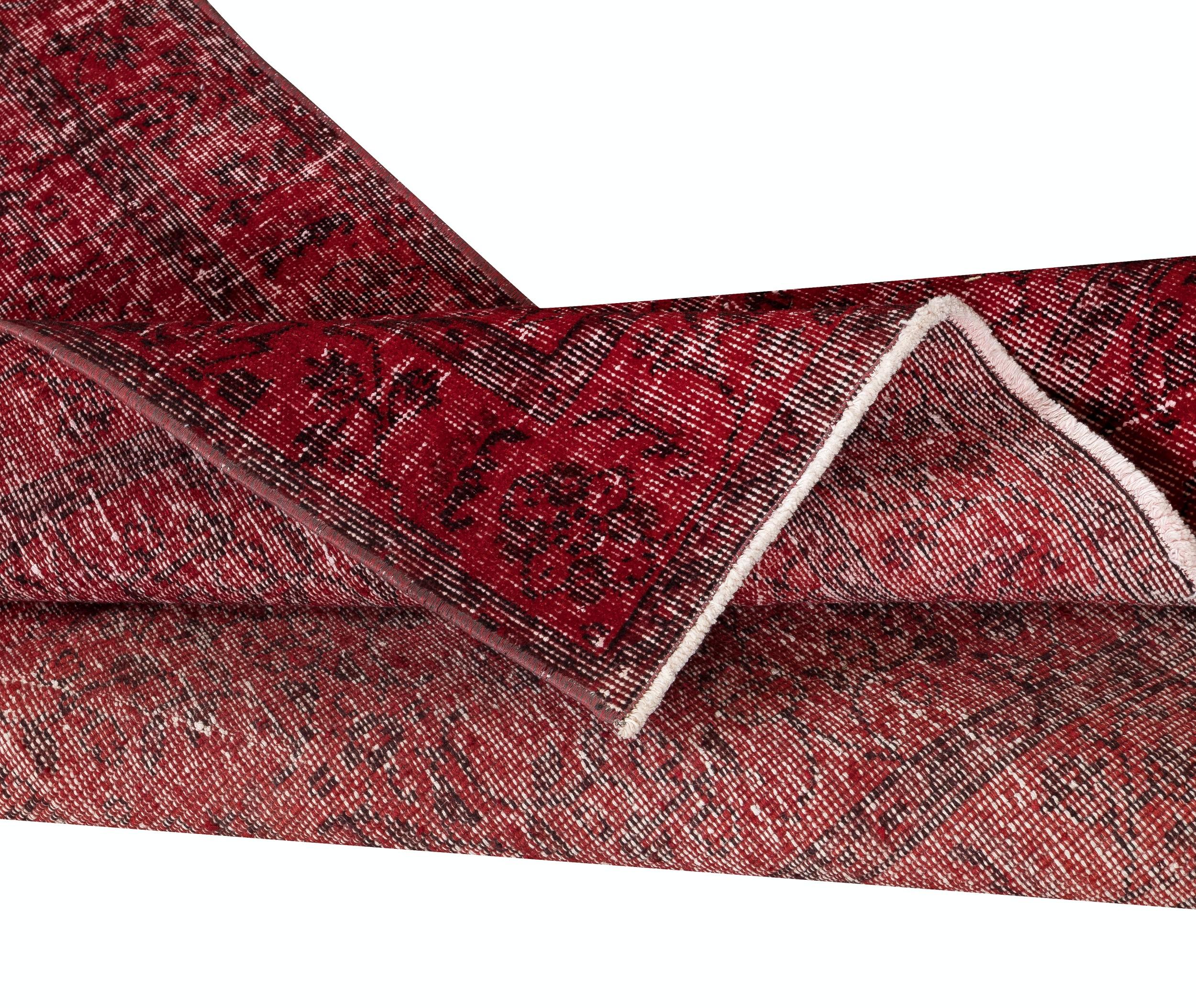 Moderno Tappeto vintage turco 4x7 Ft tinto in rosso per interni moderni in vendita