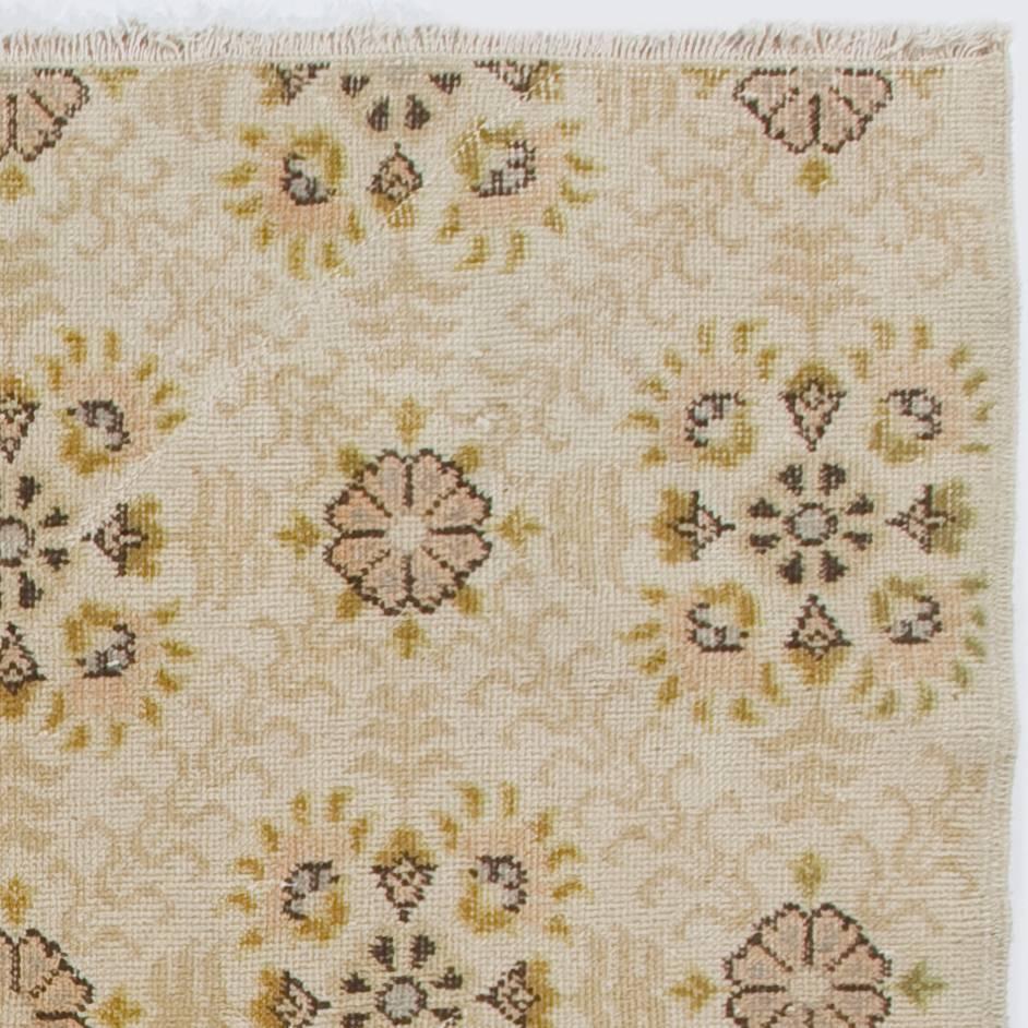 4x7 Ft Vintage Türkischer Deko-Wollteppich im Vintage-Stil, handgefertigter, floral gemusterter kleiner Teppich (Art déco) im Angebot