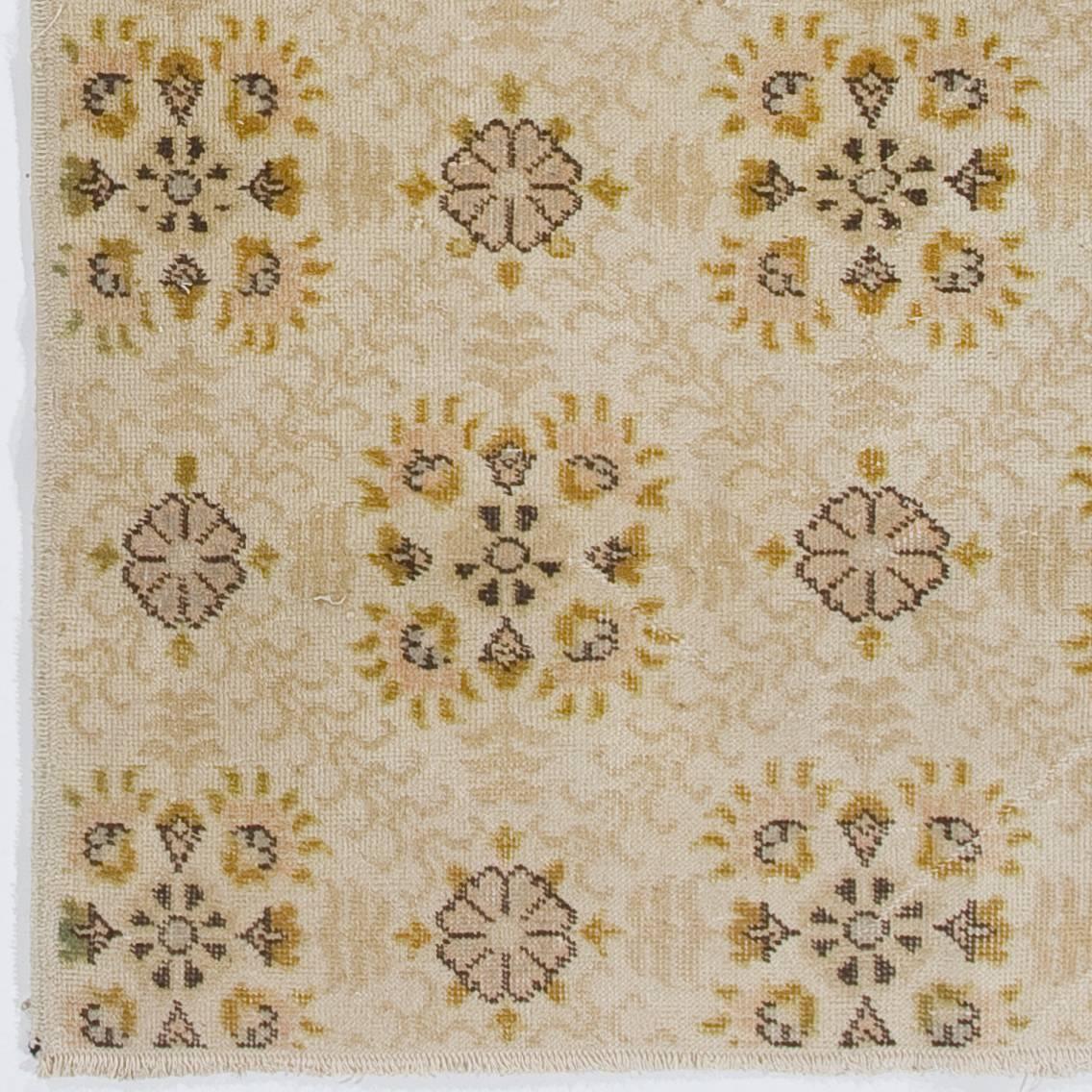 4x7 Ft Vintage Türkischer Deko-Wollteppich im Vintage-Stil, handgefertigter, floral gemusterter kleiner Teppich (Handgewebt) im Angebot