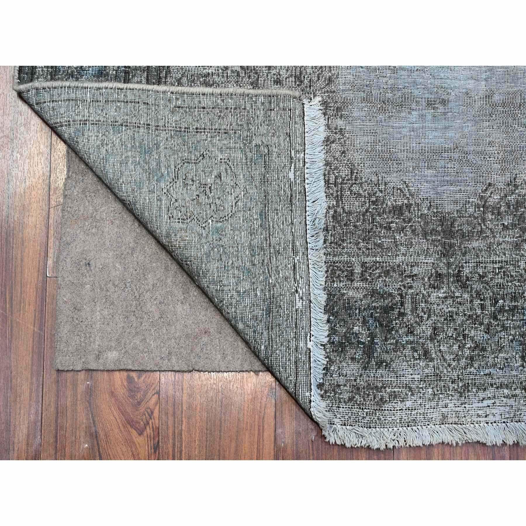Il s'agit d'un véritable tapis d'Orient Vintage Zoroastrian Karman, noué à la main, en pure laine. Il a été noué pendant des mois et des mois selon des techniques de tissage séculaires par des artisans experts.
Matières premières : Laine
Latex :