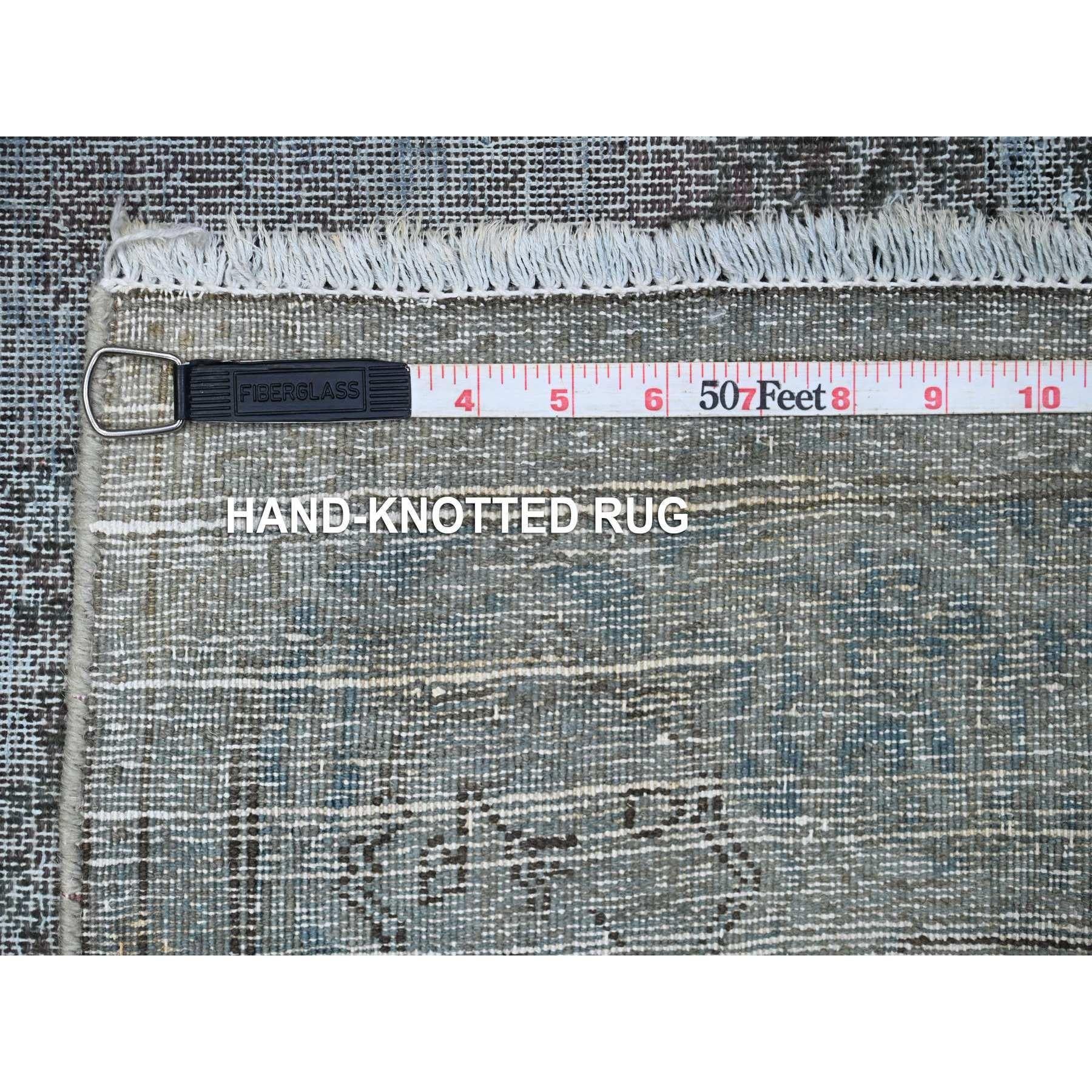 Milieu du XXe siècle 4'x7' Gris Faded Design Worn Laine Noué à la main Nettoyer Vintage Persan Knots Rug Kerman en vente