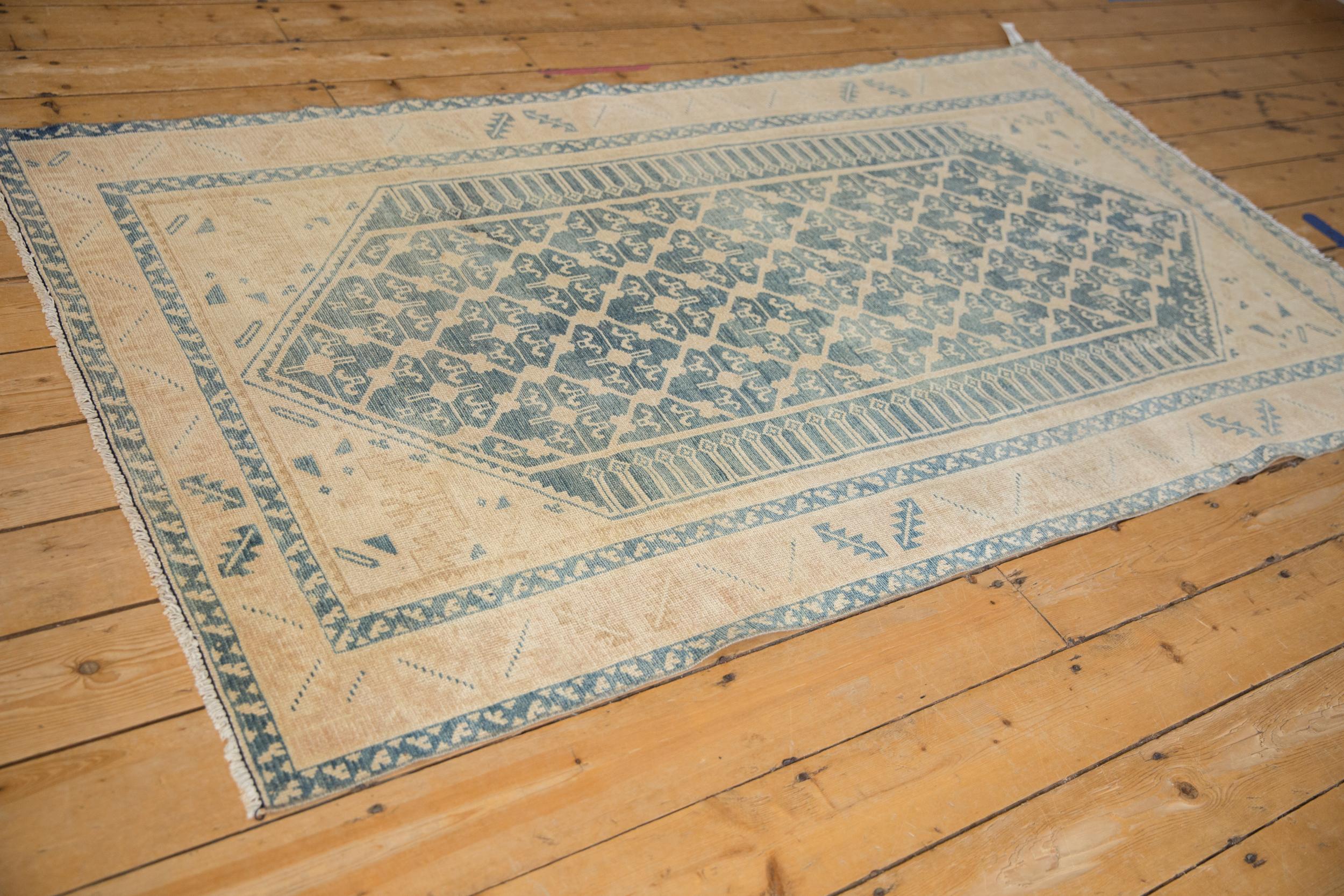 Distressed Malayer-Teppich im Vintage-Stil im Zustand „Relativ gut“ im Angebot in Katonah, NY