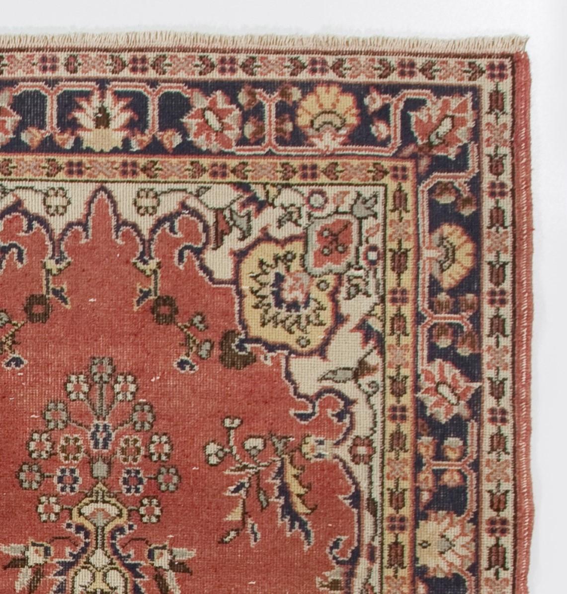 4x7.3 Ft Einzigartiger handgeknüpfter türkischer Vintage-Blumenteppich in Rot & Elfenbein (Türkisch) im Angebot