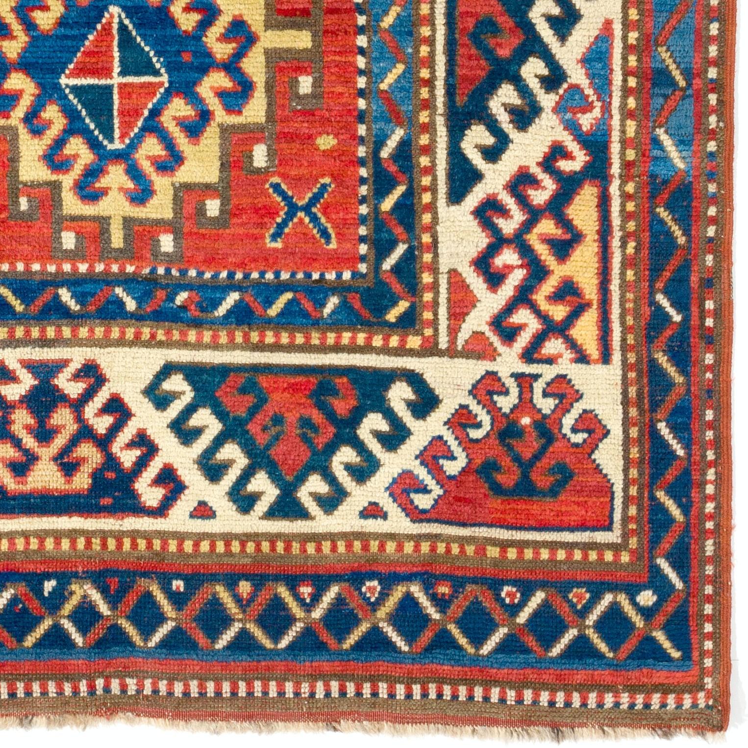 Schillernder antiker kaukasischer Bordjalou-Kazak-Teppich. Um 1870. 
Mittelhoher Wollflor auf Wollbasis. 
Sehr guter Zustand, professionell gewaschen. 
Maße: 4 x 7,3 ft.