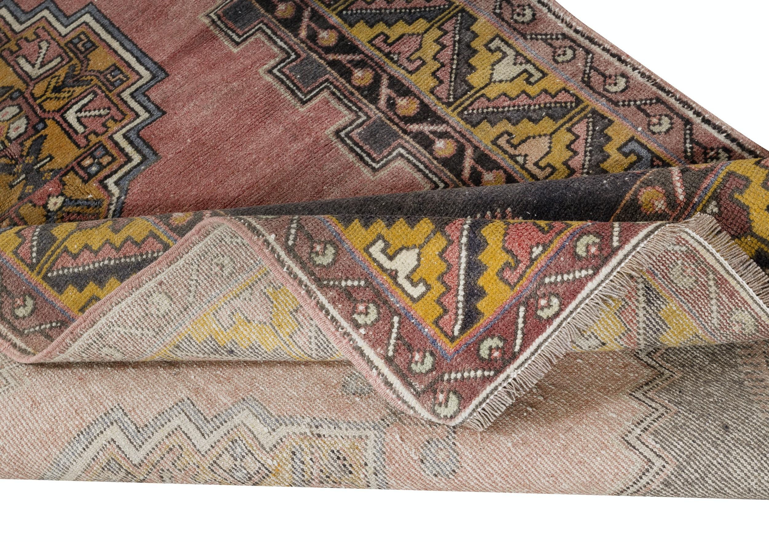 Tribale Tappeto orientale tradizionale vintage fatto a mano 4x7.3 Ft. Tutta la lana in vendita