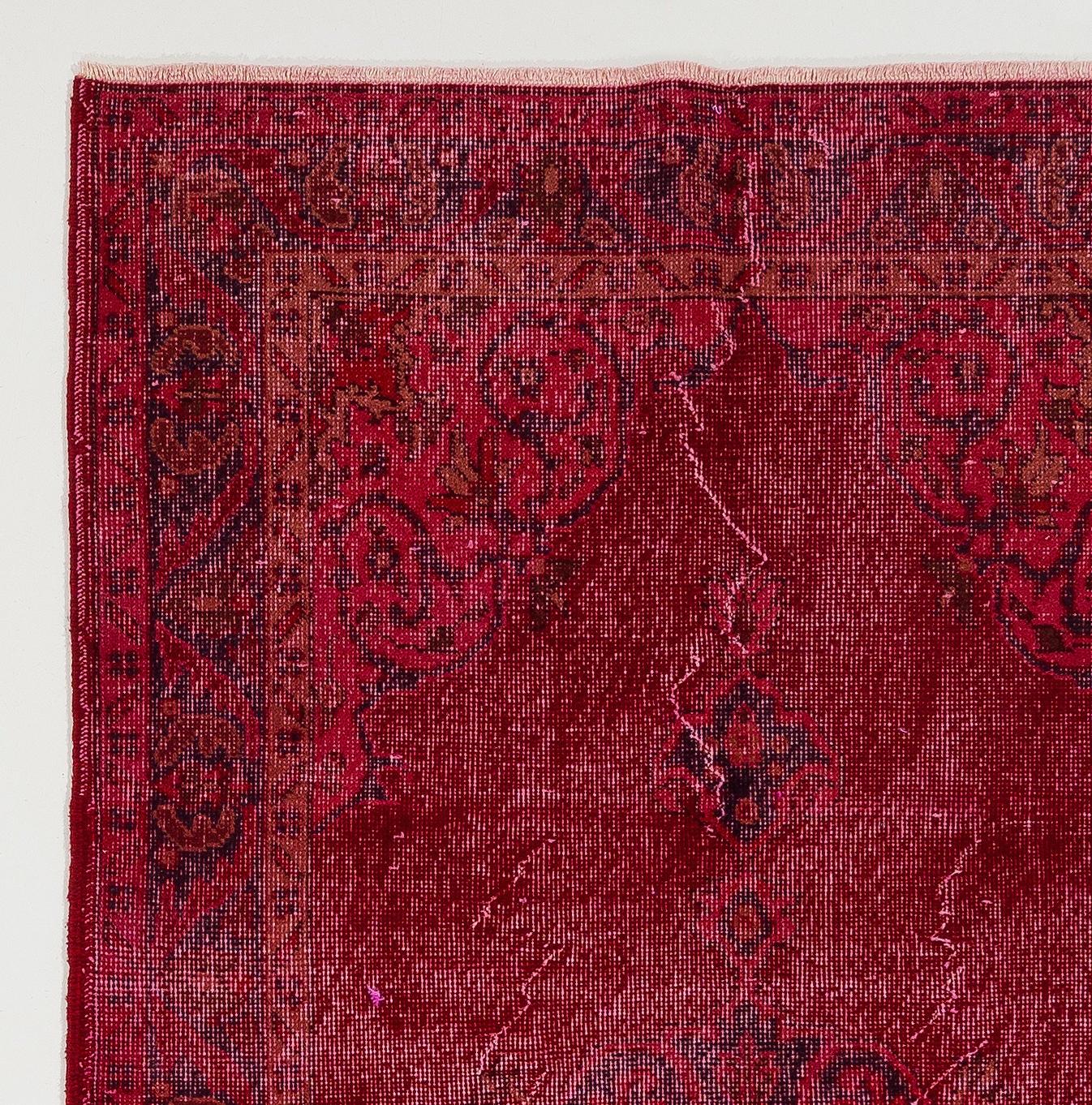 Ein türkischer Vintage-Teppich, rot überfärbt und mit einem Medaillon-Muster versehen.
Fein handgeknüpft mit niedrigem Wollflor auf Baumwollgrund. Tief gewaschen.
Robust und geeignet für stark frequentierte Bereiche, sowohl für Wohn- als auch für