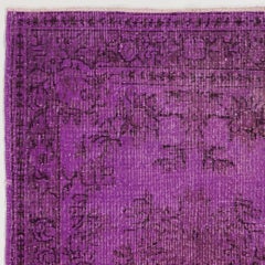 Tappeto vintage in lana sovratinto di viola, annodato a mano in Turchia