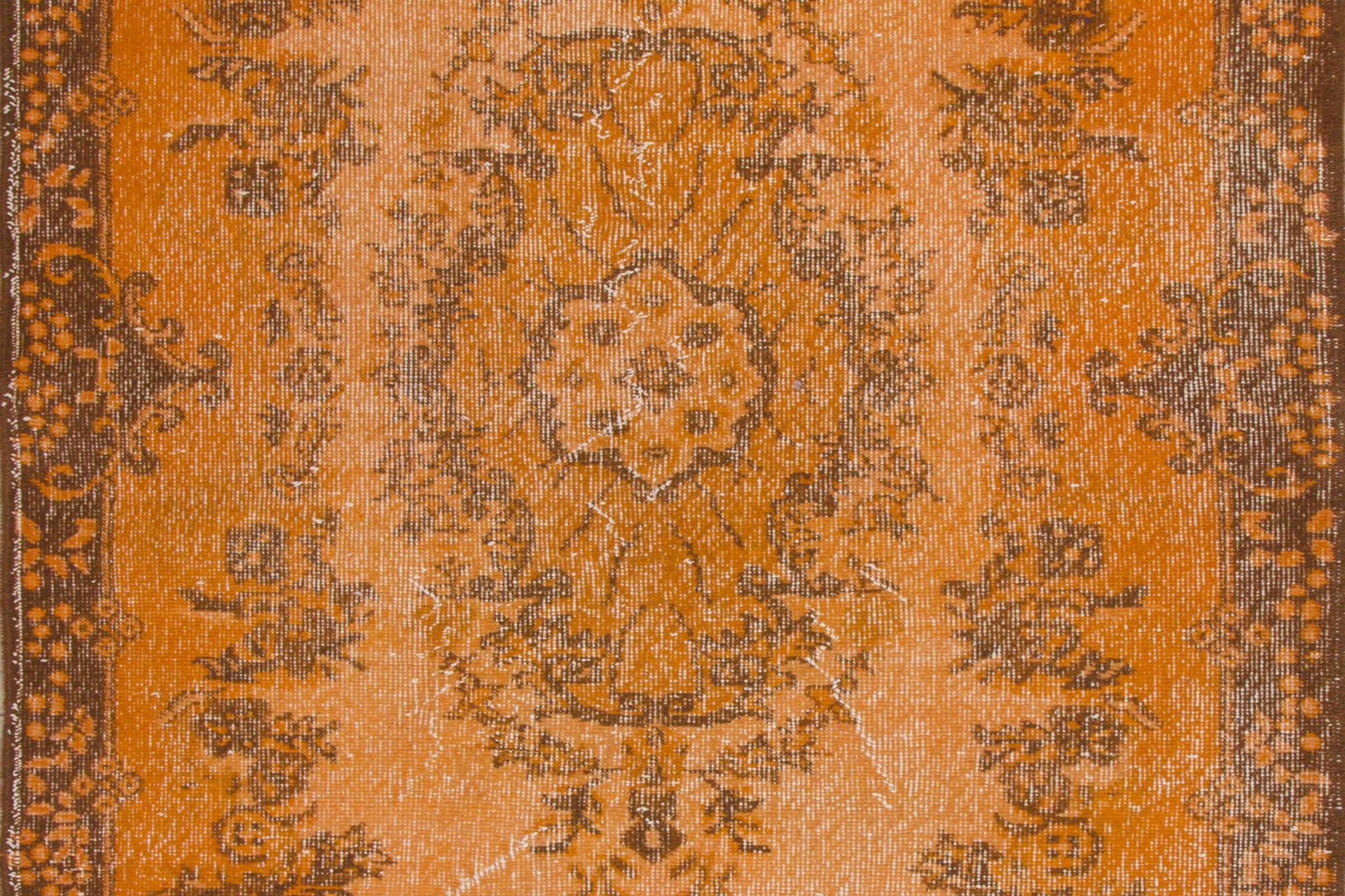 Turc Tapis d'appoint 4x7,4 Ft fait à la main des années 1970, tapis orange moderne, revêtement de sol en laine en vente