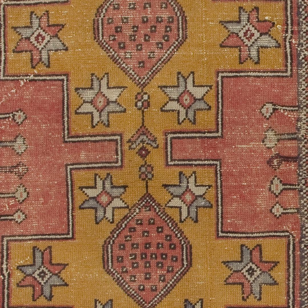 Alfombra turca tribal vintage hecha a mano con pelo de lana en rojo suave, 4x7,4 pies Tribal en venta