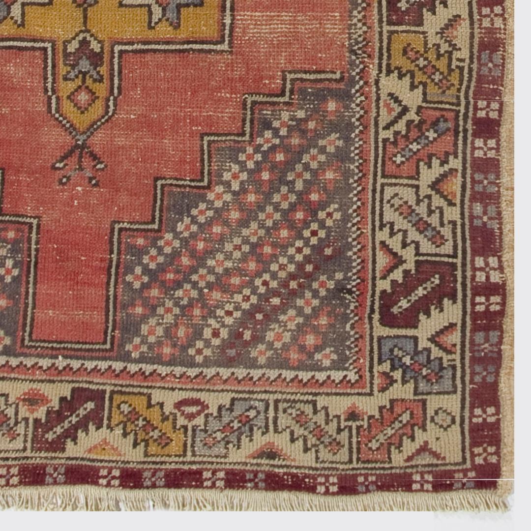 Alfombra turca tribal vintage hecha a mano con pelo de lana en rojo suave, 4x7,4 pies Turco en venta