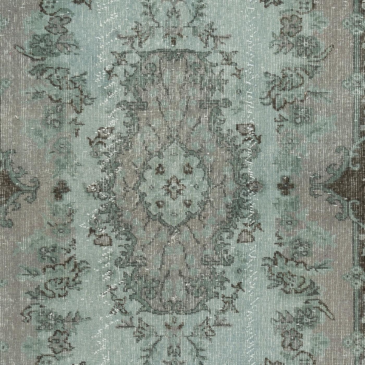 Annodato a mano Tappeto vintage turco 4x7.4 Ft tinto in blu per interni moderni in vendita
