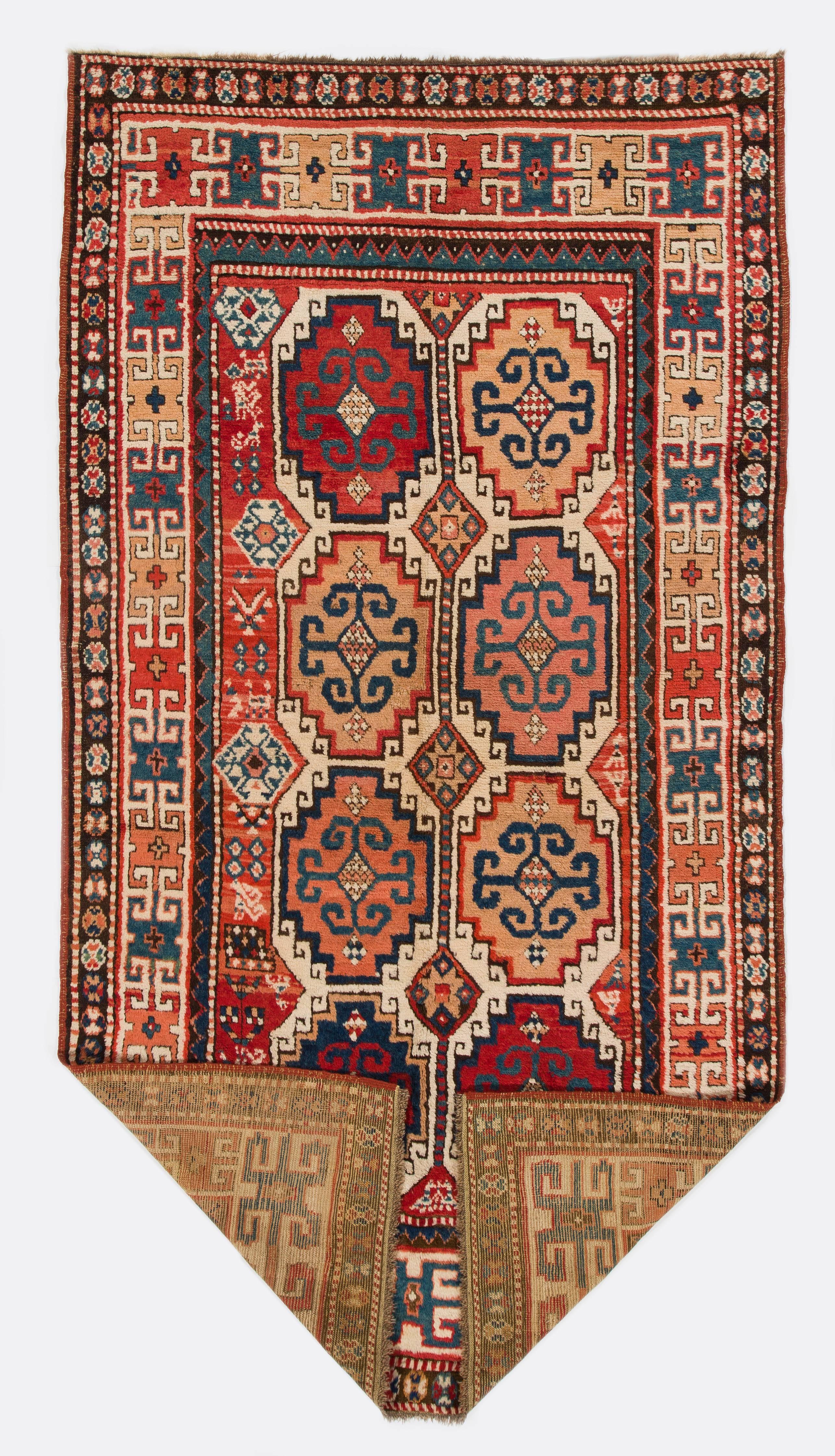 Ancien tapis caucasien Moghan Kazak, vers 1870. Finement noué à la main avec un poil de laine moyen et régulier sur une base de laine. Très bon état. Robustes et aussi propres qu'un tapis neuf (lavés en profondeur par des professionnels). 
Taille :