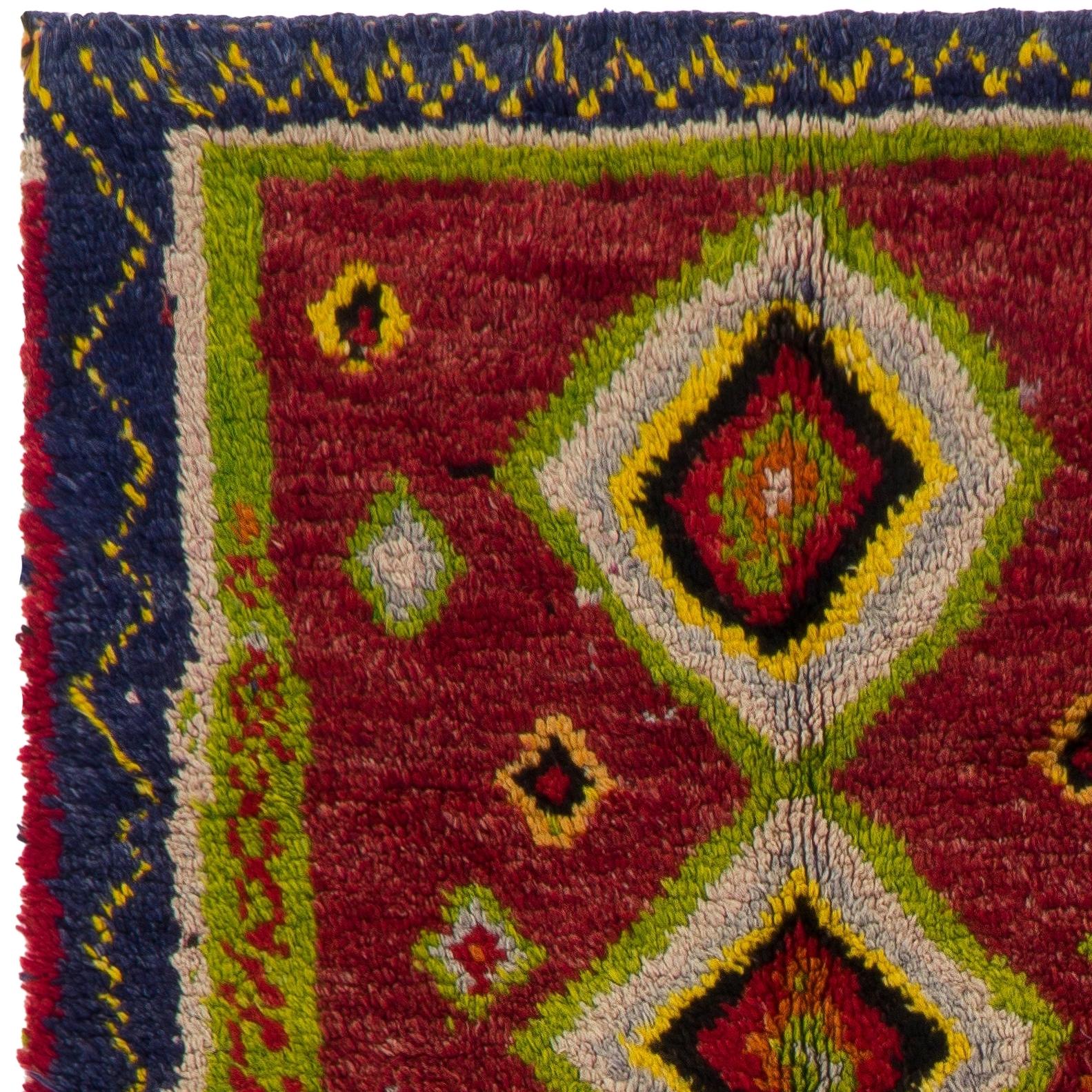 Turco Tappeto Tulu 4x7.6 ft annodato a mano con design marocchino e campo rosso. 100% lana in vendita