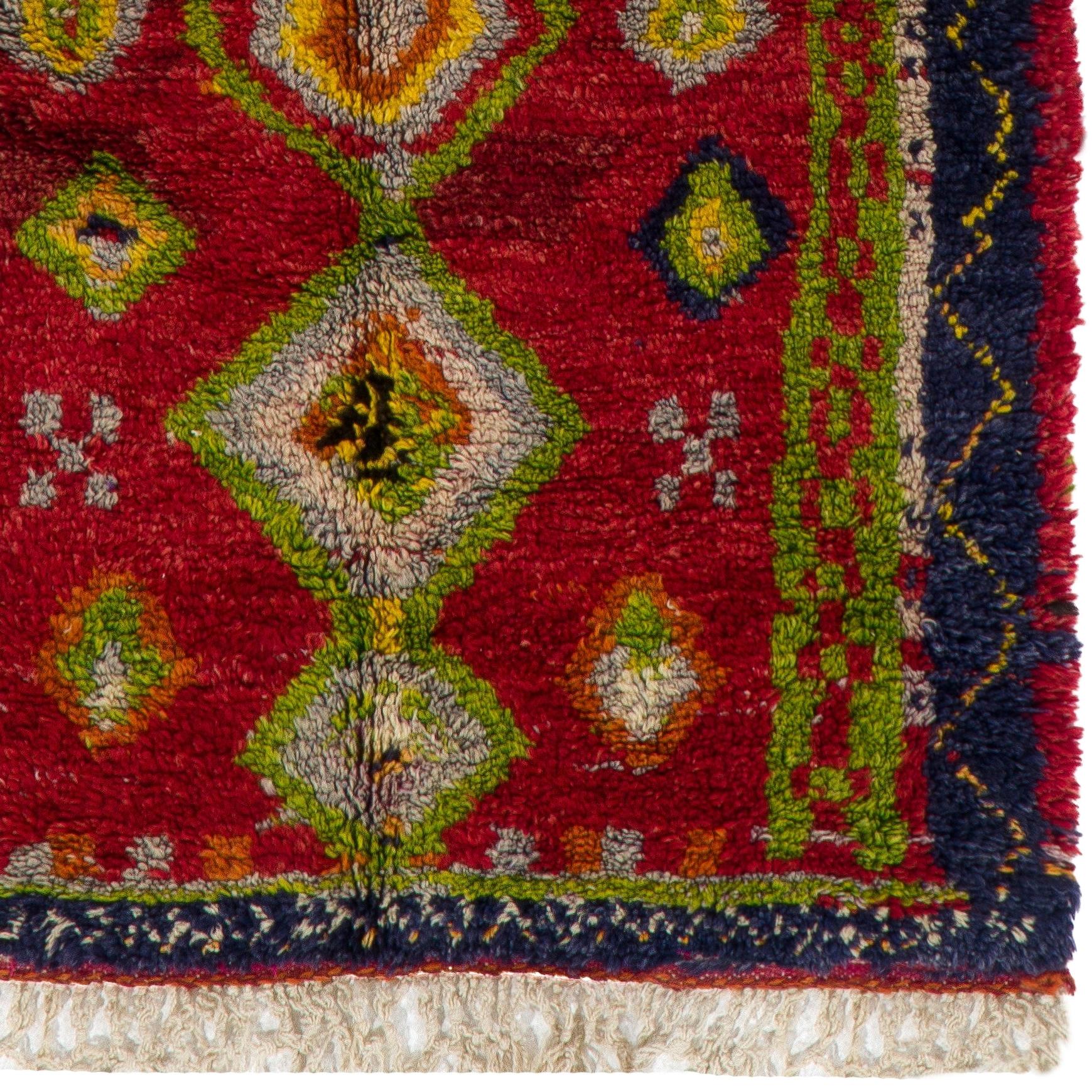 Annodato a mano Tappeto Tulu 4x7.6 ft annodato a mano con design marocchino e campo rosso. 100% lana in vendita