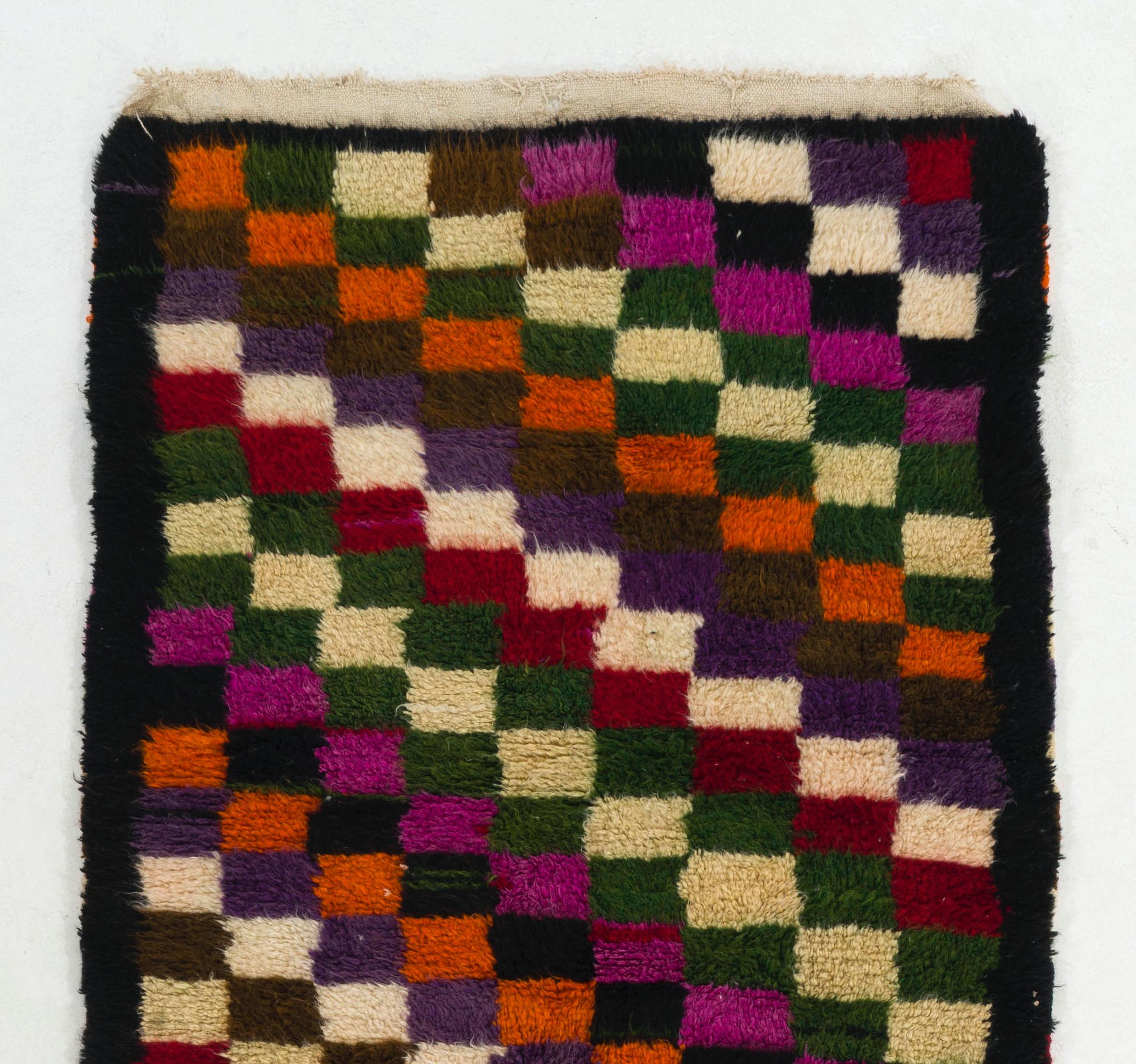 Ein handgeknüpfter, dicker Tulu-Teppich aus Konya in der Zentraltürkei. Der Teppich besteht aus natürlicher, ungefärbter Lammwolle und ist daher sehr weich und bequem. Diese minimalistischen Teppiche mit glänzendem Wollflor wurden für den täglichen