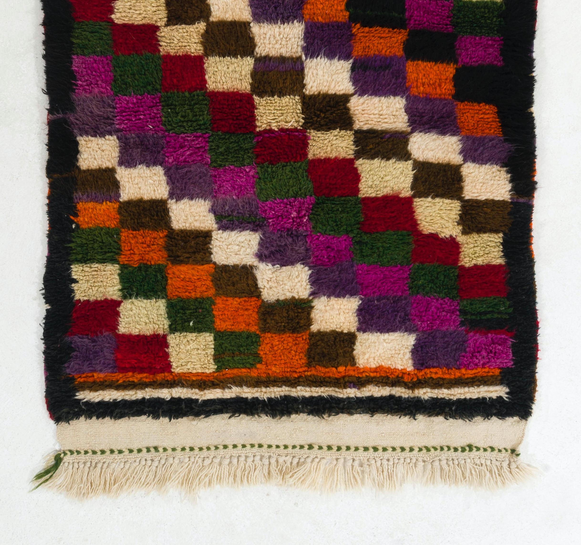 4x7.6 Fuß Mehrfarbiger handgeknüpfter karierter Tulu-Teppich im Vintage-Stil. Weiche Wolle-Füllung (Türkisch) im Angebot