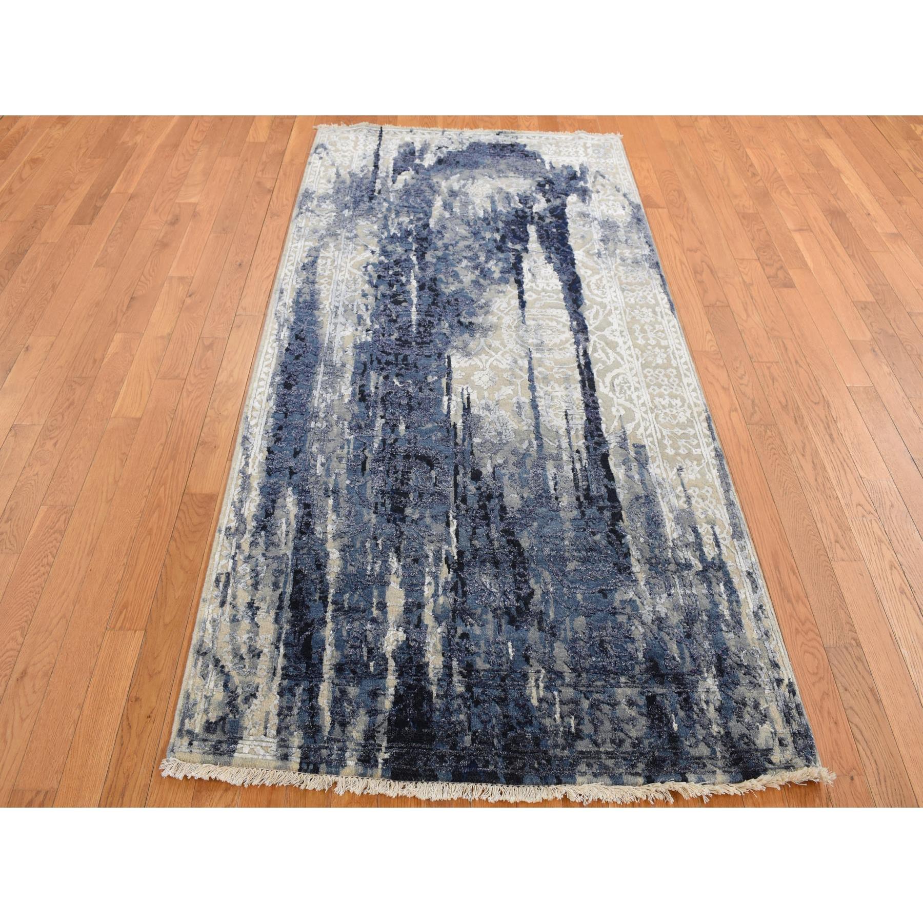 Shades of Blue with Gray, Shibori Design, Tone On Tone, Lana e Seta, Annodato a mano, Tappeto Orientale a Misura di Galleria
Materiali primari: Lana e seta
Lattice: No Pile 
altezza: 0,25 pollici
Stile: Di transizione
Colore primario: Blu
Colori