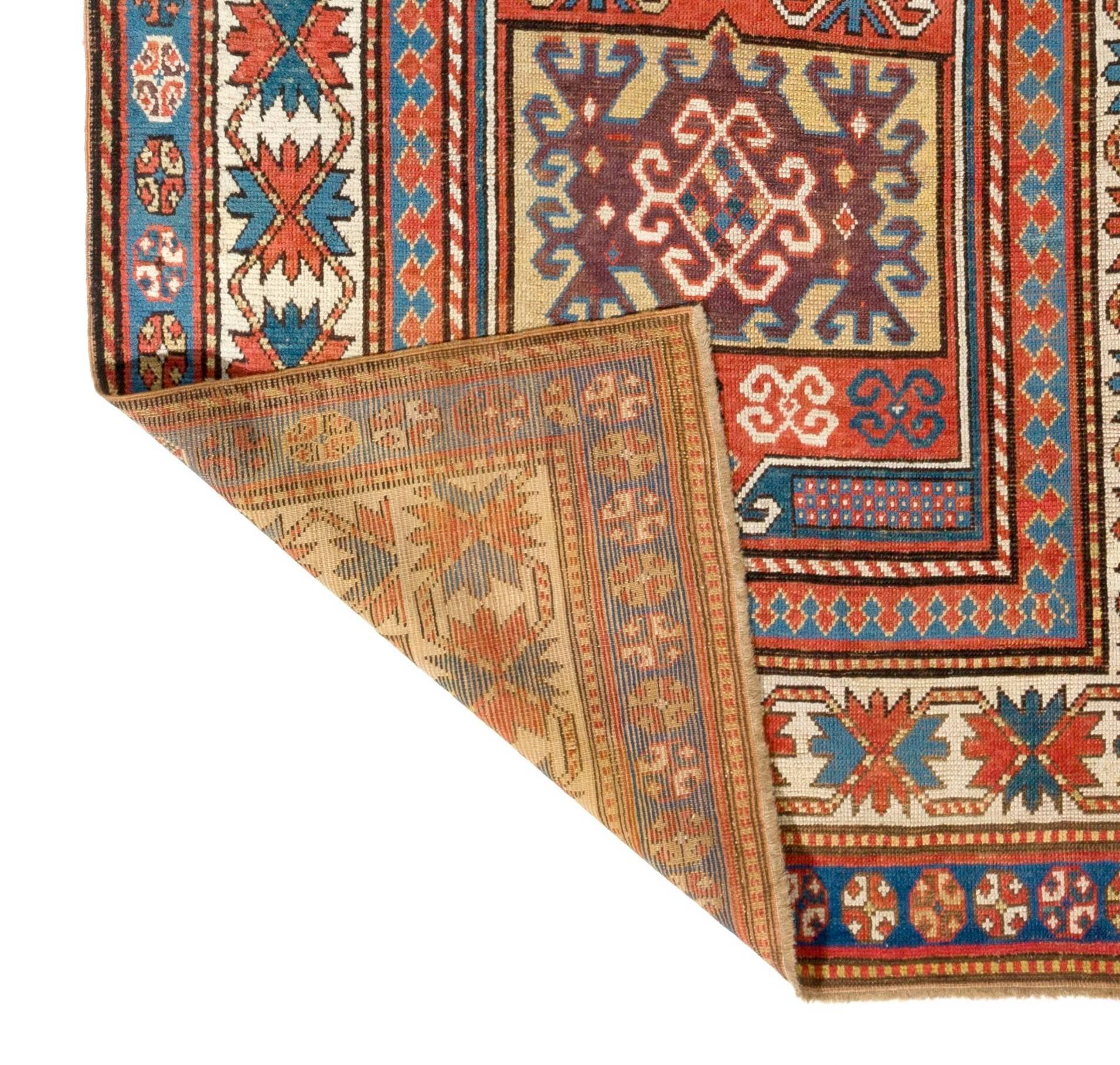Antiker kaukasischer Kazak-Teppich. Fein handgeknüpft mit gleichmäßigem, mittelhohem Wollflor auf Wollbasis. Sehr guter Zustand, keine Probleme, professionell gewaschen.  Maße: 4 x 8 ft.