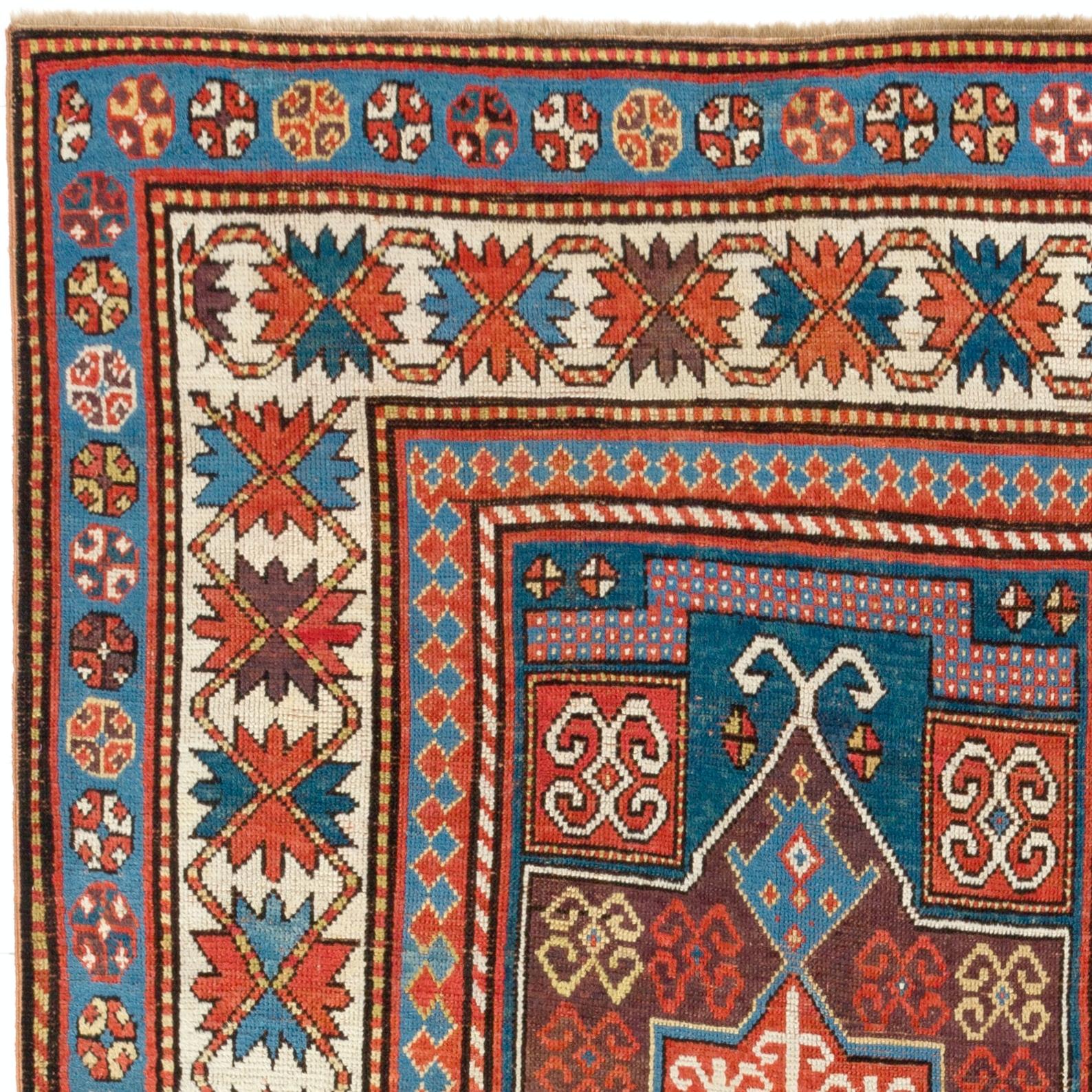 Antiker kaukasischer Kazak-Teppich. Fein handgeknüpft mit gleichmäßigem, mittelhohem Wollflor auf Wollbasis. Sehr guter Zustand, keine Probleme, professionell gewaschen.  
Größe: 4 x 8 ft.