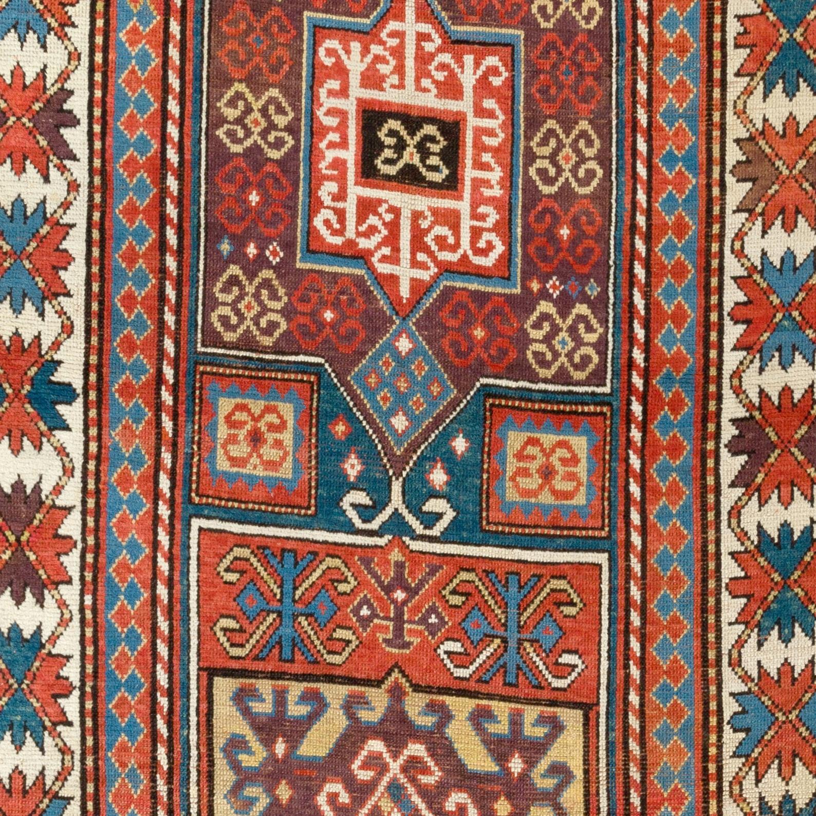 Antiker kaukasischer Kazak-Teppich mit 4x8 Fuß, Südkaukasus, um 1875 (Kasachisch) im Angebot