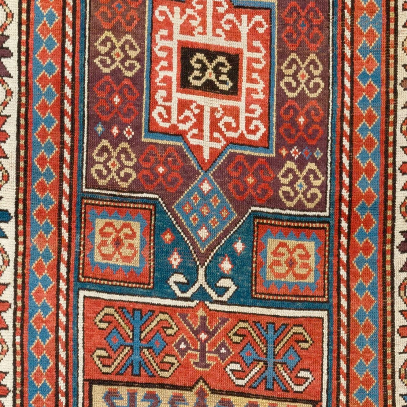 Antiker kaukasischer Kazak-Teppich mit 4x8 Fuß, Südkaukasus, um 1875 (Kaukasisch) im Angebot