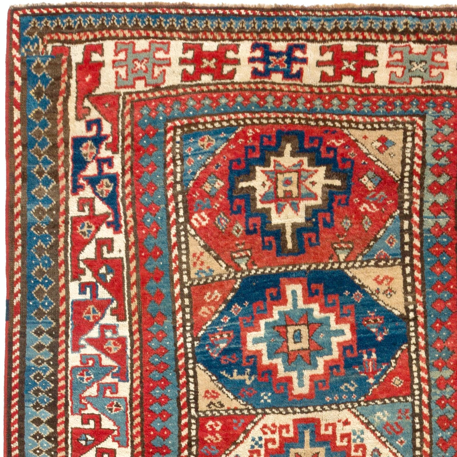 Ein farbenfroher kaukasischer Kazak-Teppich aus naturgefärbter Lammwolle auf Wollgrund, um 1870.
Guter Zustand und gleichmäßiger, mittelhoher Flor. Maße: 4 x 8 ft.