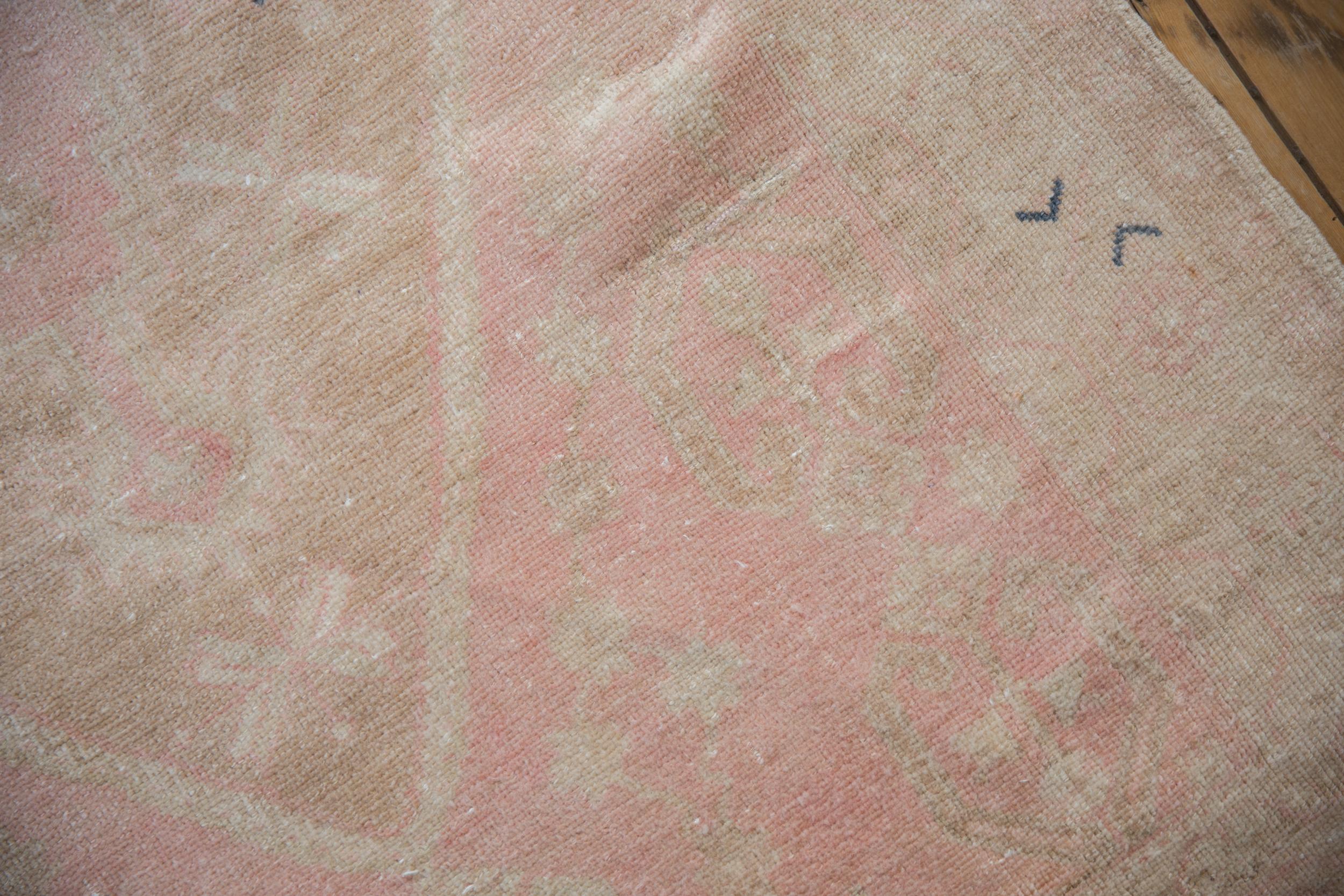 Distressed Oushak-Teppich-Läufer, Vintage im Zustand „Relativ gut“ im Angebot in Katonah, NY