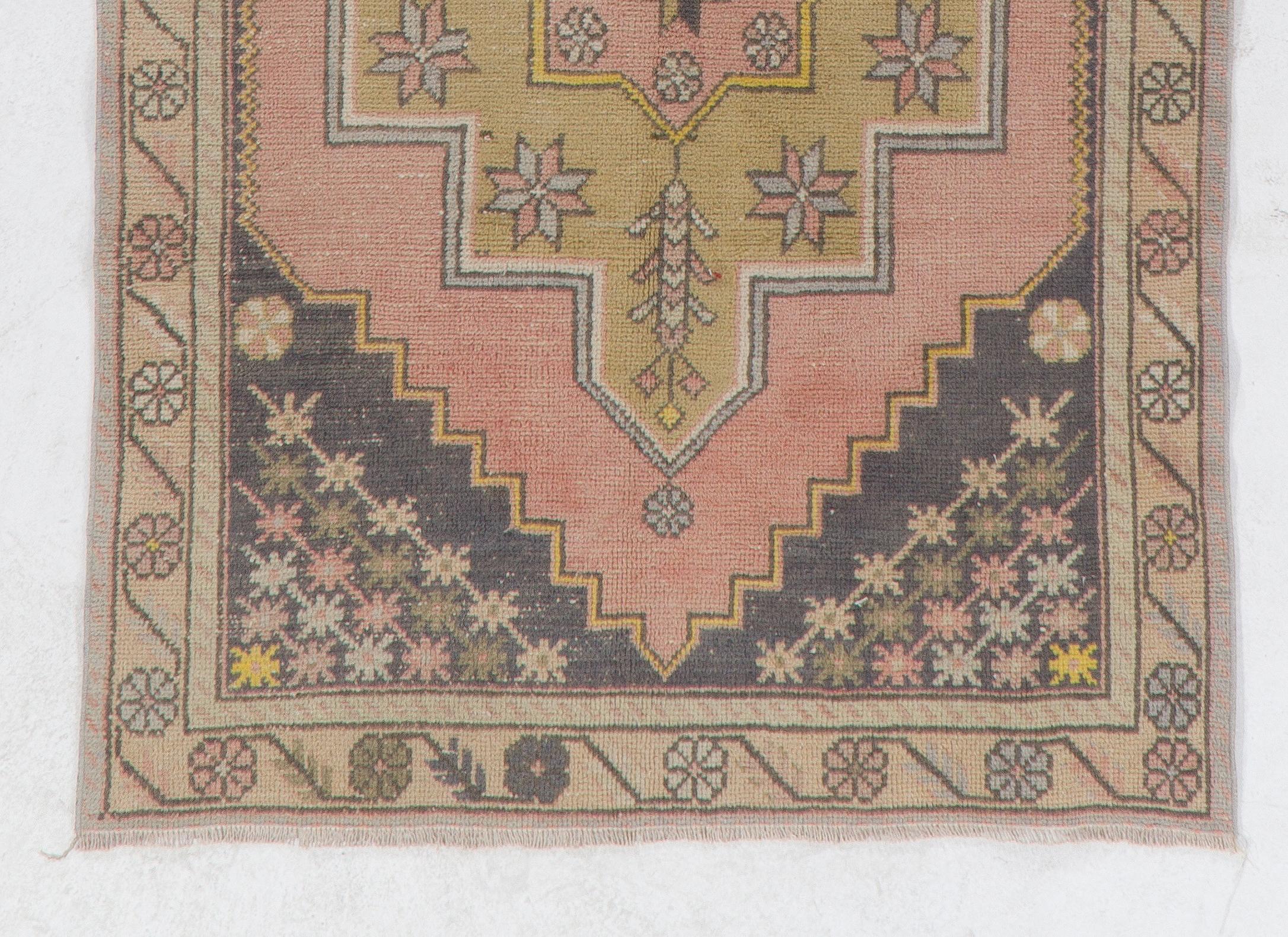 Turc Tapis turc vintage en laine nouée à la main avec motif géométrique aux couleurs sourdes, 4'x9' en vente