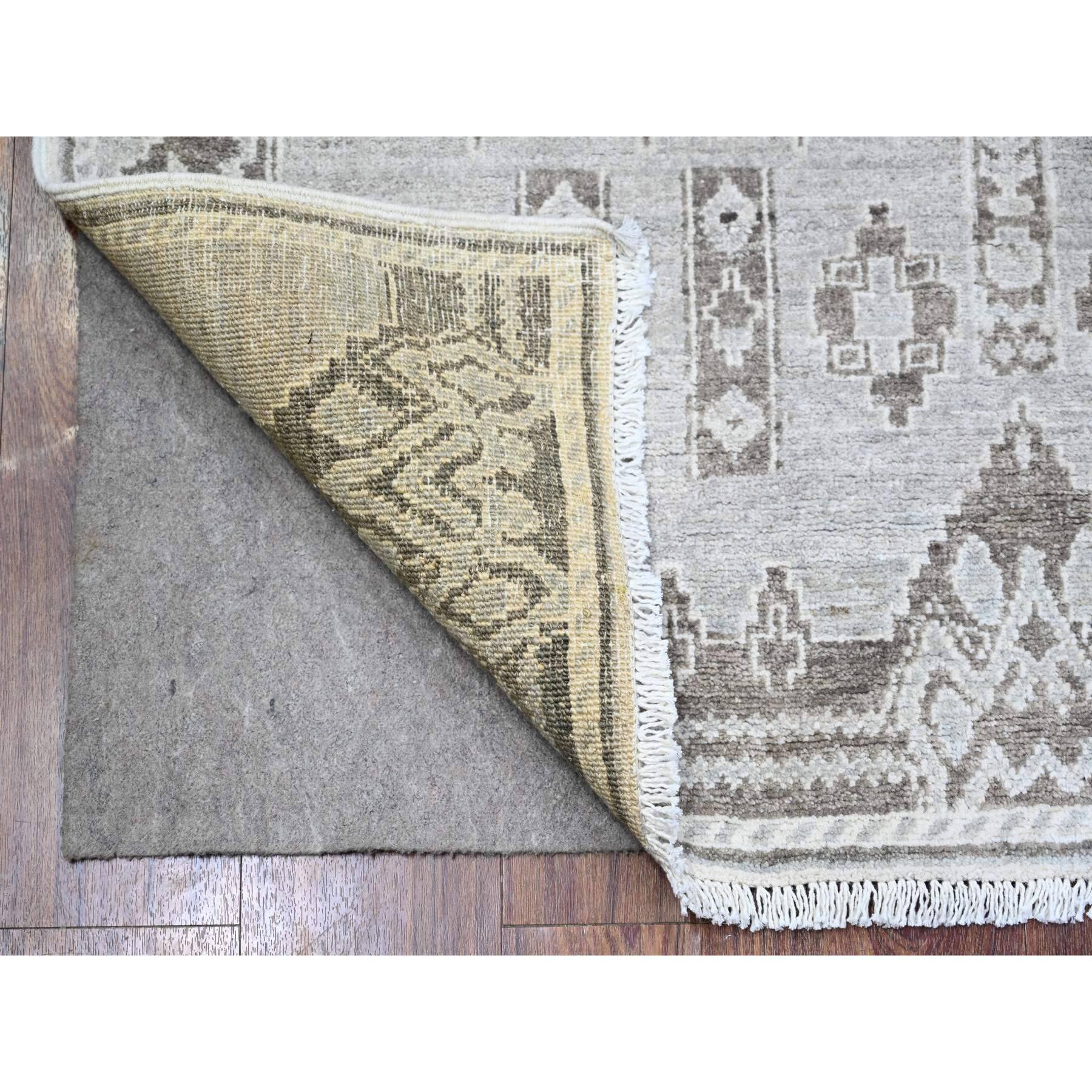 Grigio scuro, Peshawar a tintura vegetale con motivi geometrici intricati, 100% lana annodata a mano, ampio tappeto orientale Runner
Materiali primari: Lana
Lattice: No Pile 
altezza: 0,25 pollici
Stile: Di transizione
Colore primario: Grigio
Colori