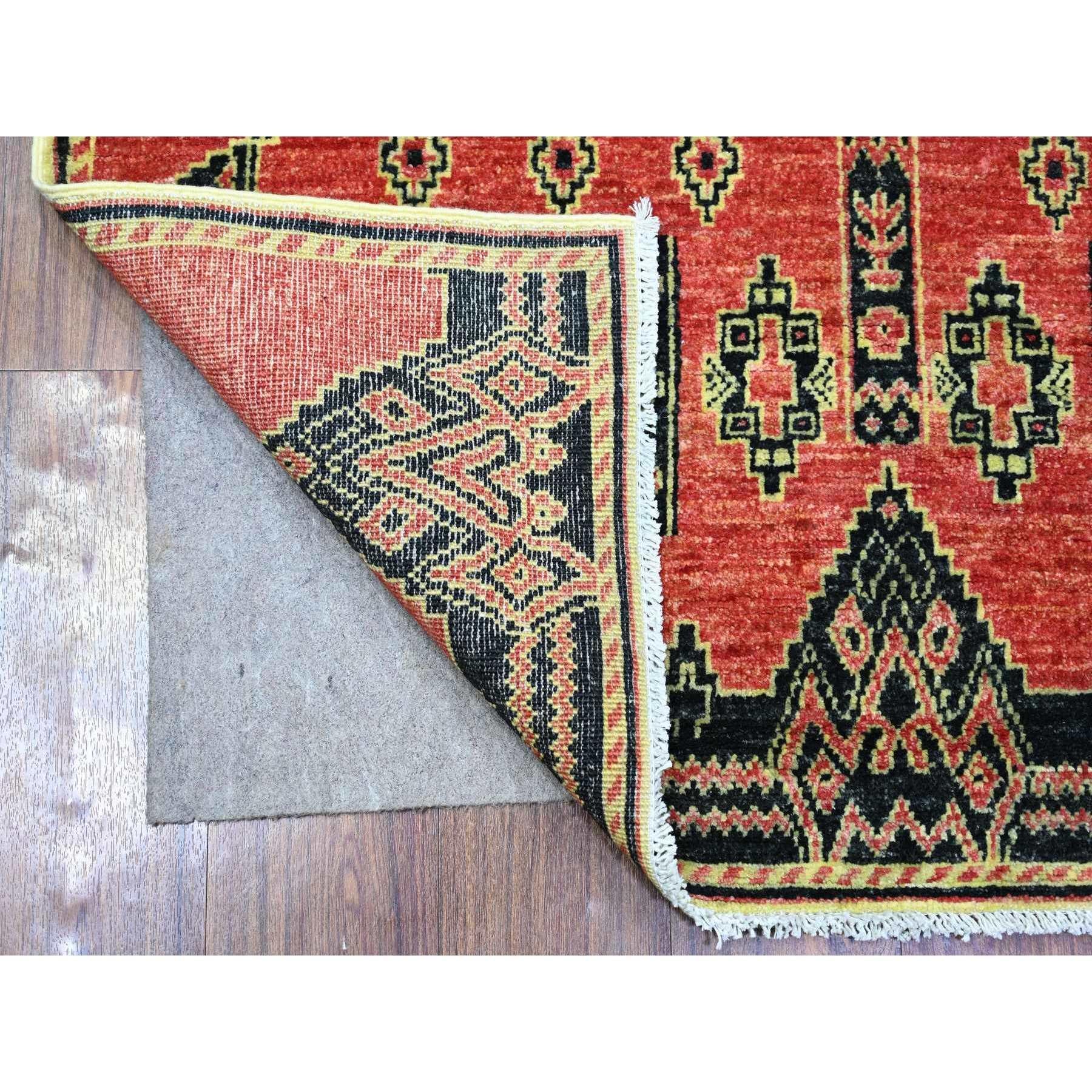 Rosso cremisi, pregiato Peshawar con intricati motivi geometrici a tintura vegetale, morbido tappeto orientale in lana annodato a mano, ampio runner
Materiali primari: Lana
Lattice: No Pile 
altezza: 0,25 pollici
Stile: Di transizione
Colore