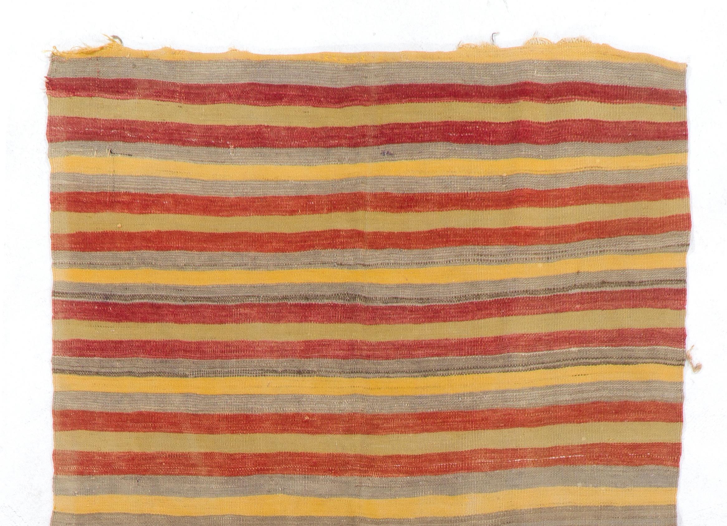 Turco Rug & Kilim turco degli anni '70 tessuto a mano 4x9.3 ft, tappeto colorato a trama piatta, interamente in lana in vendita