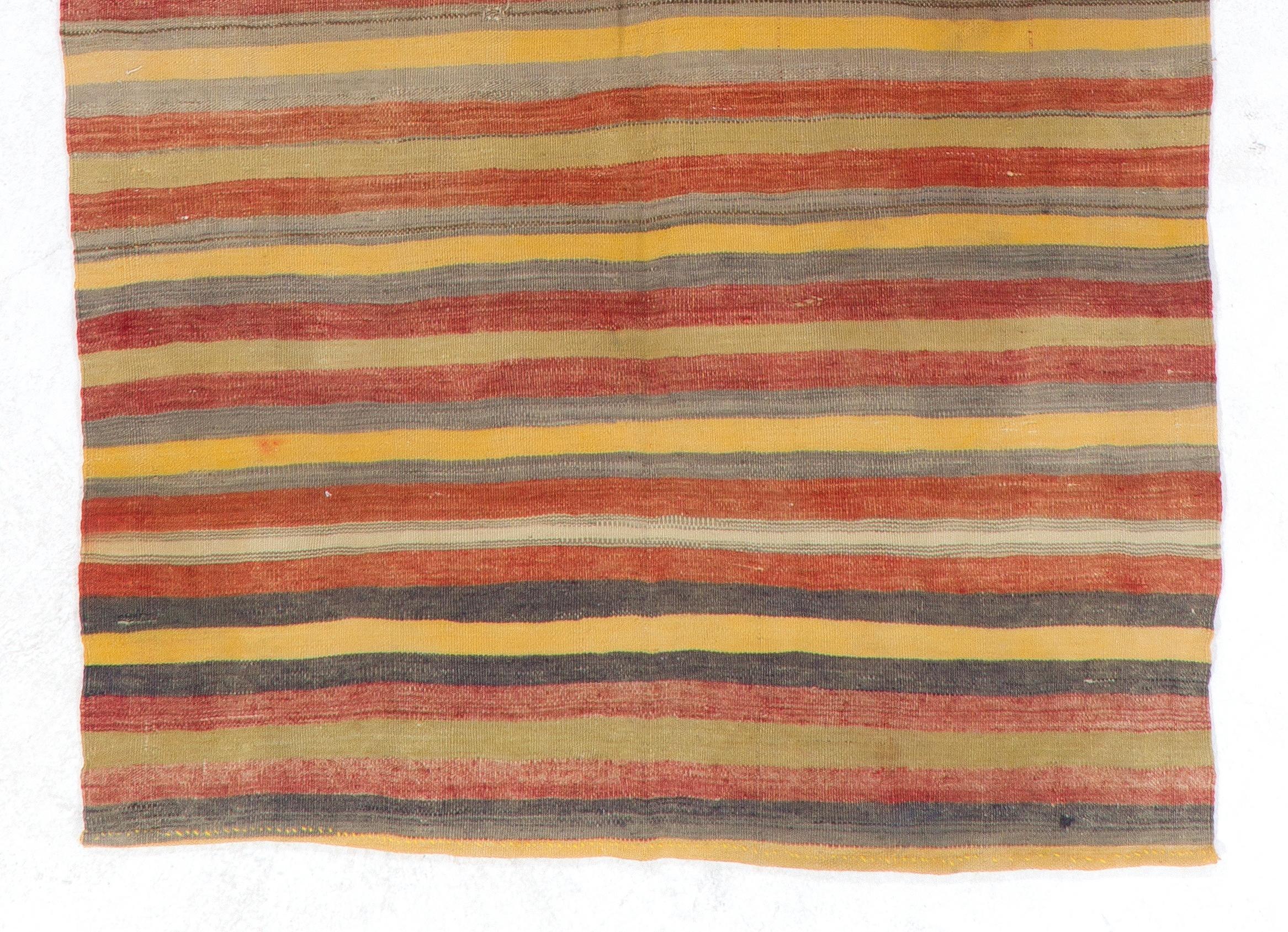 Tessuto a mano Rug & Kilim turco degli anni '70 tessuto a mano 4x9.3 ft, tappeto colorato a trama piatta, interamente in lana in vendita