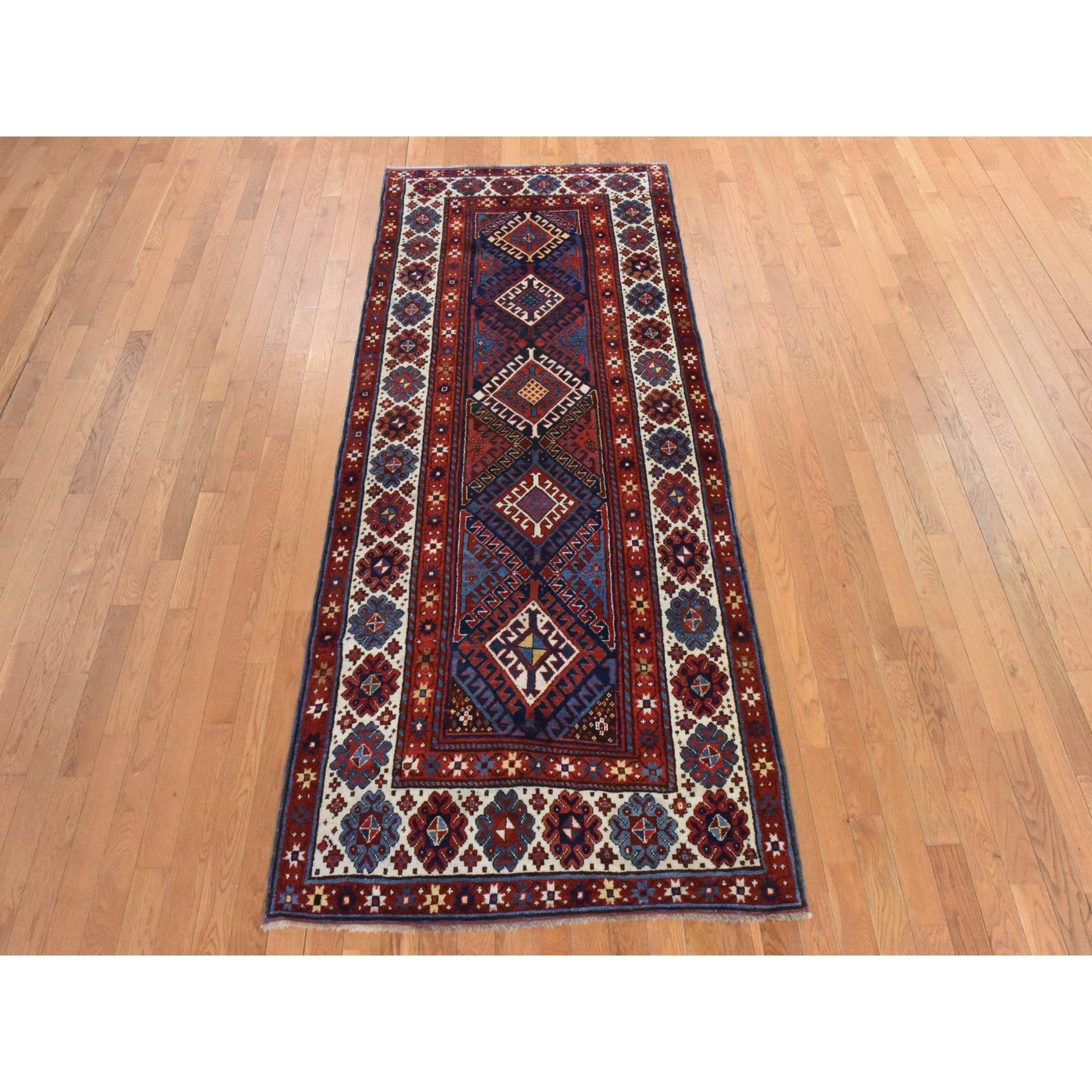 Rouge écarlate, Antique Caucasian Kazak, Design/One, Nature and Vegetable Dyes, Full, Soft Even Pile and Clean, 100% Wool, Hand Knotted, Oriental, Wide Runner Rug
Matières premières : Laine
Latex : Pas de poils 
hauteur : 0,25 pouces
Style :