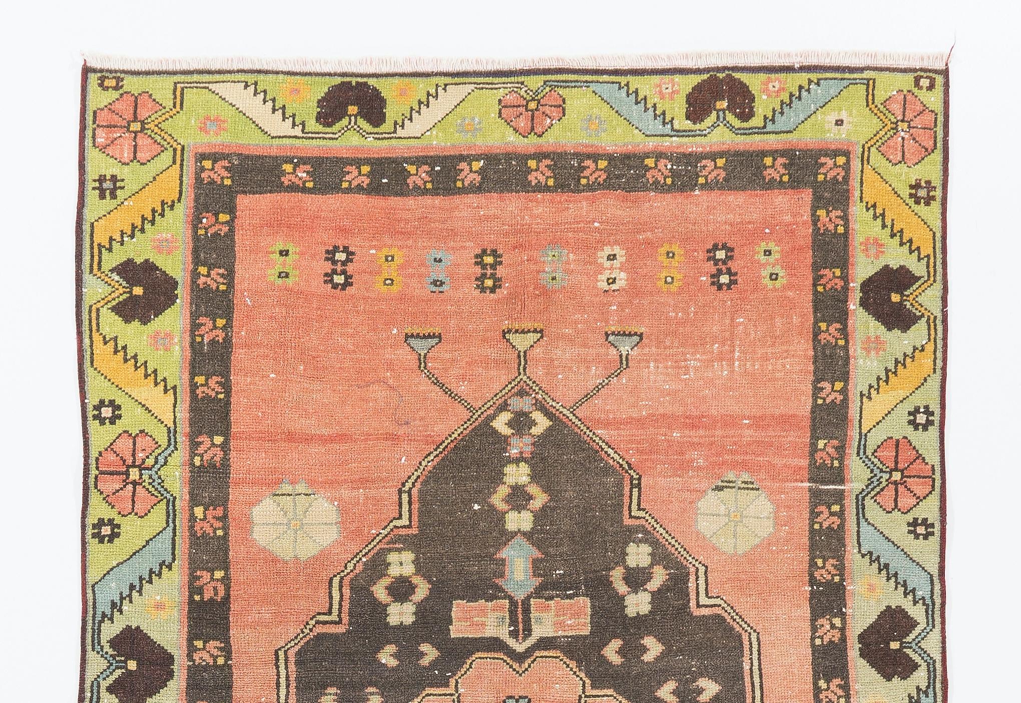 Una alfombra antigua de Anatolia Central finamente anudada a mano. Pelo de lana sobre base de lana, buen estado. Tamaño: 4 x 9,8 pies

Ha sido lavada profesionalmente y está lista para ser utilizada en una decoración residencial o comercial.
