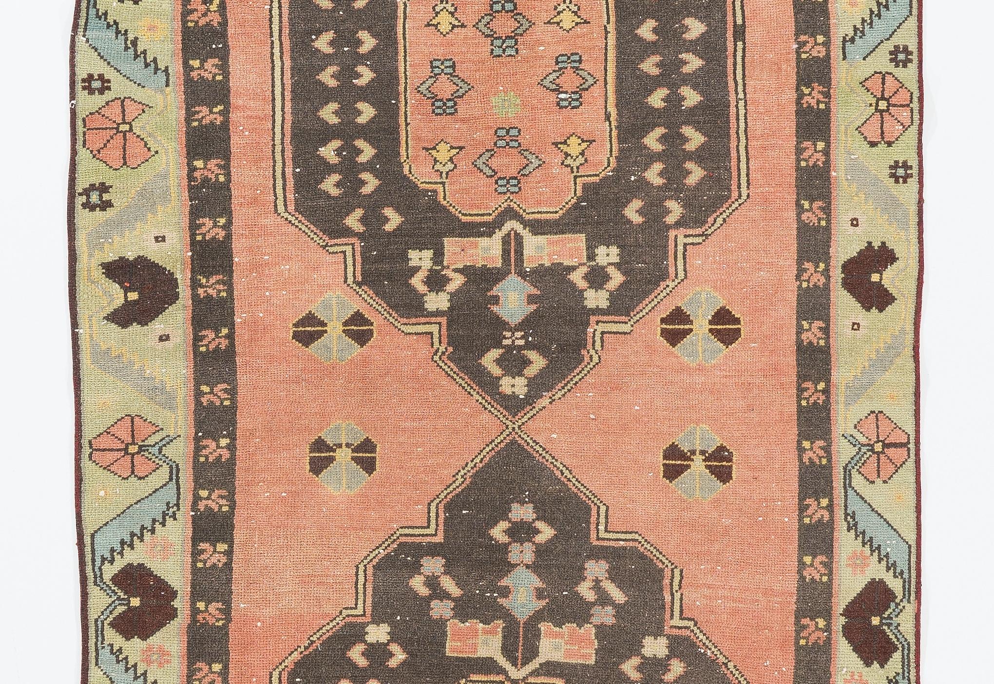 Alfombra turca vintage hecha a mano de 4x9,6 pies, alfombra tradicional de pueblo en rojo suave Rústico en venta