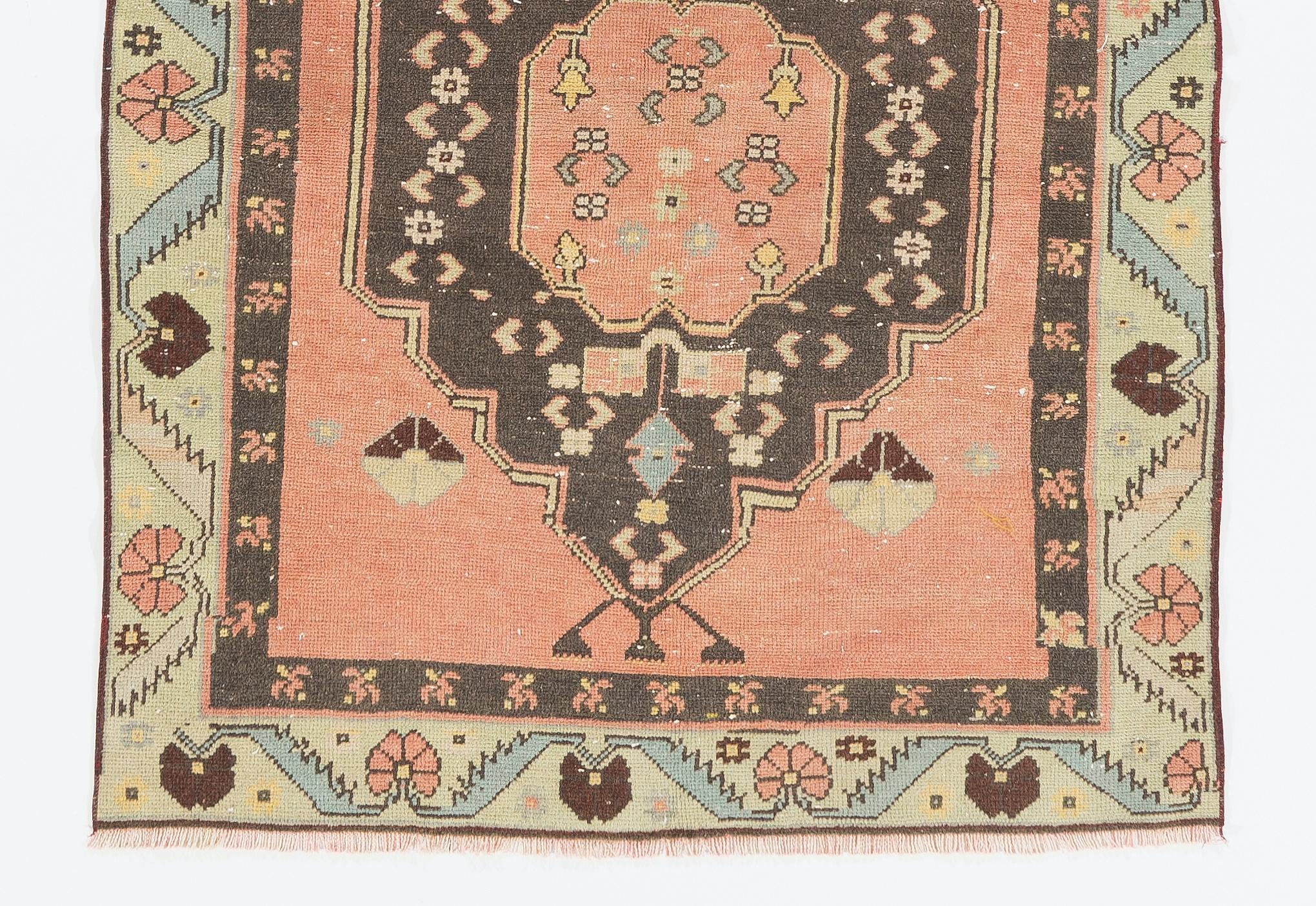 Alfombra turca vintage hecha a mano de 4x9,6 pies, alfombra tradicional de pueblo en rojo suave Turco en venta
