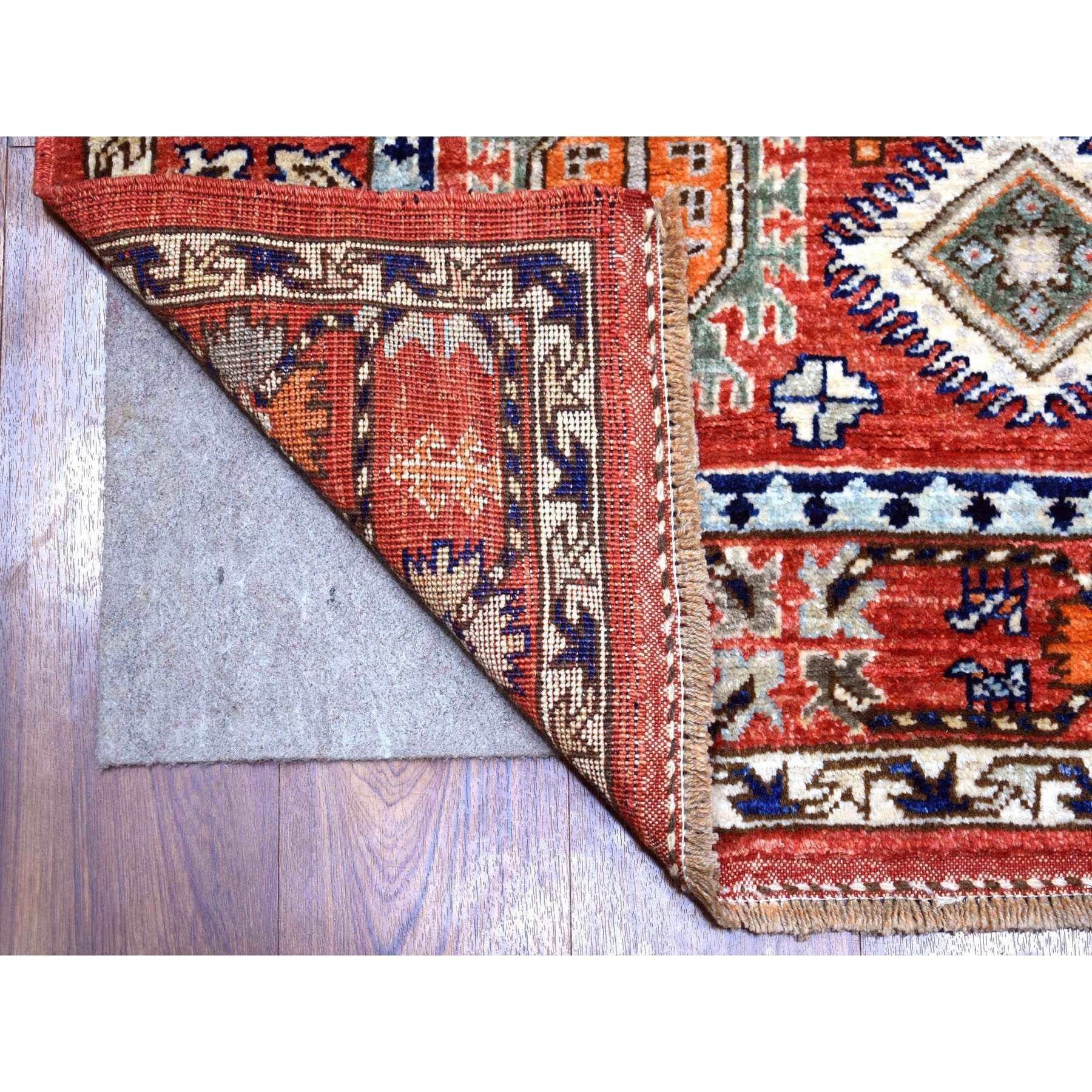 Il s'agit d'un véritable tapis d'Orient Afghan Ersari rouge corail à motifs de grands éléments, teintures naturelles, noué à la main, en laine douce et brillante. Il a été noué pendant des mois et des mois dans le cadre d'un tissage artisanal