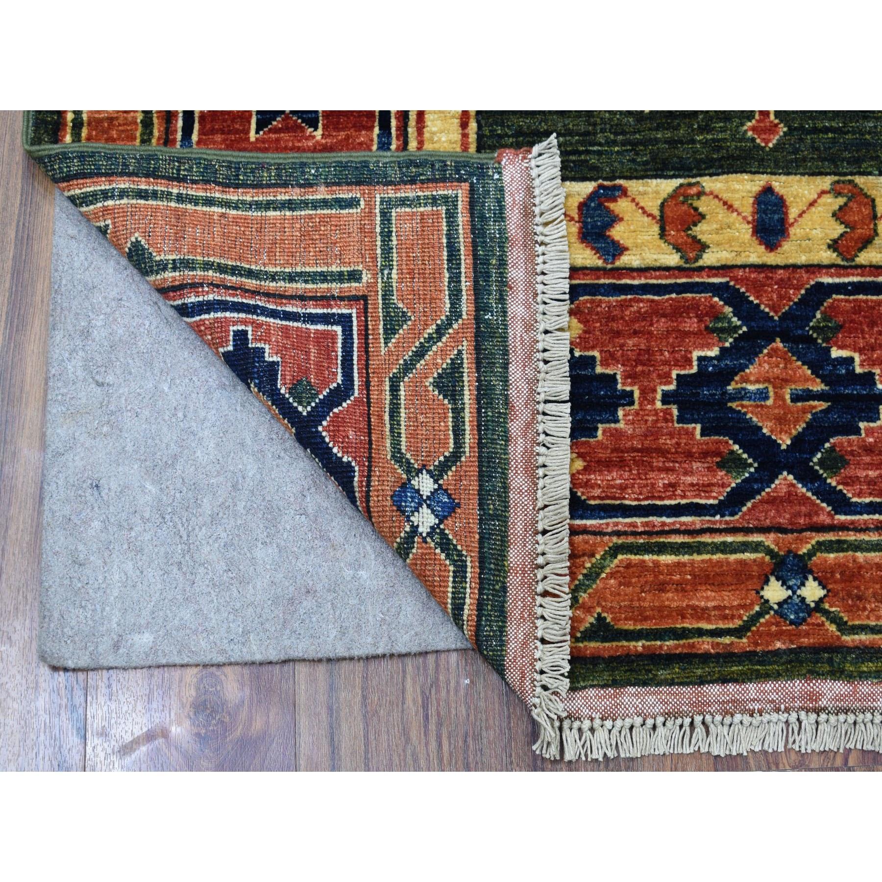 Il s'agit d'un véritable tapis d'Orient, unique en son genre, en laine organique nouée à la main, de couleur verte, de type Turkoman Ersari avec des pieds d'éléphants. Il a été noué pendant des mois et des mois selon les techniques séculaires de