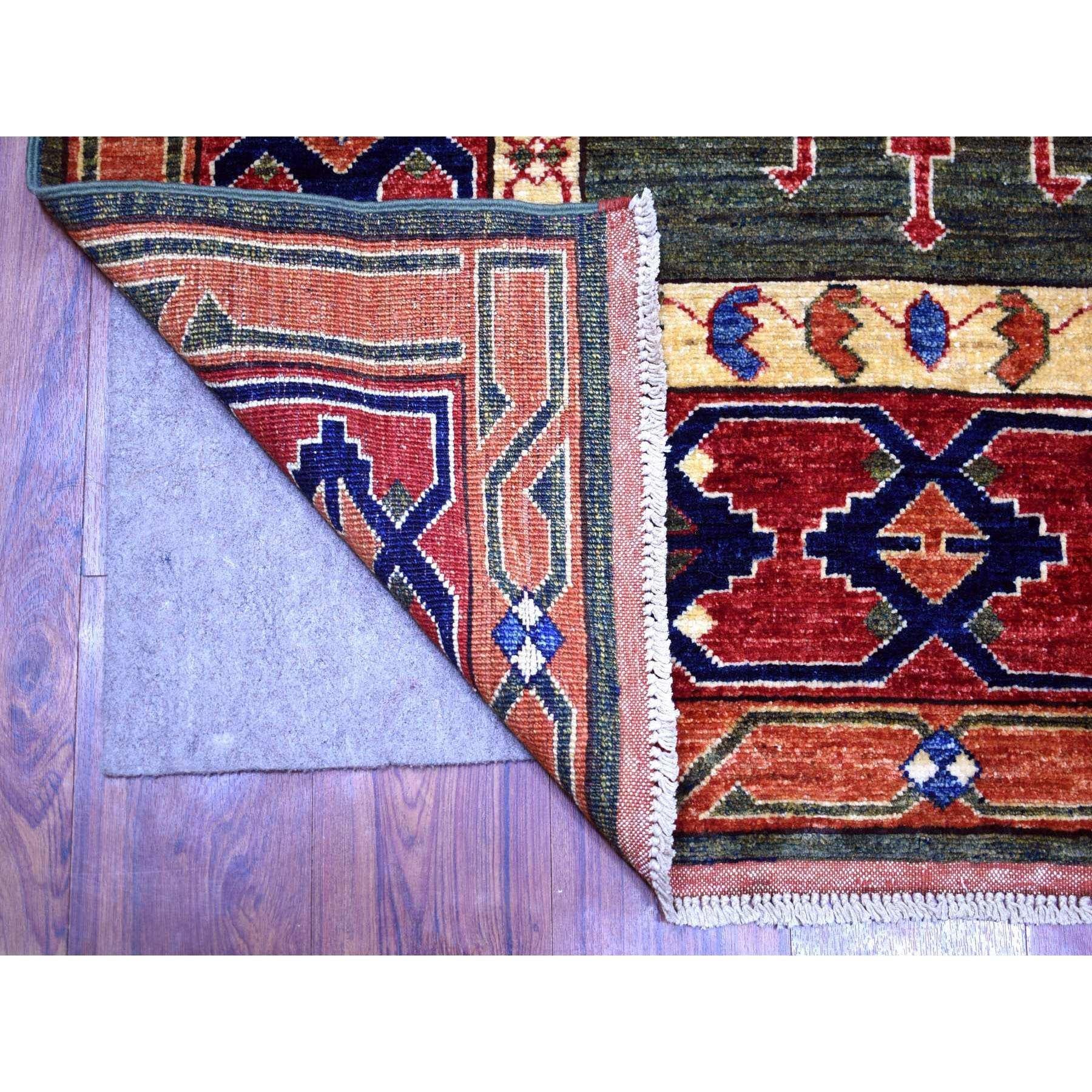 Se trata de una alfombra oriental única en su género, de color verde oliva, con tintes naturales, anudada a mano, Turkeman Ersari con diseño tribal, suave y pura lana. Se ha anudado durante meses y meses con técnicas artesanales de tejido
